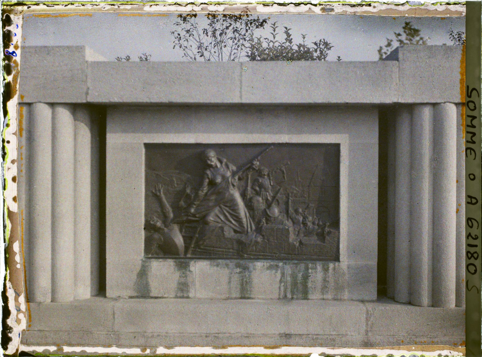 Image représentant Somme, Péronne, Le monument aux Morts de la Ville Bas relief de gauche