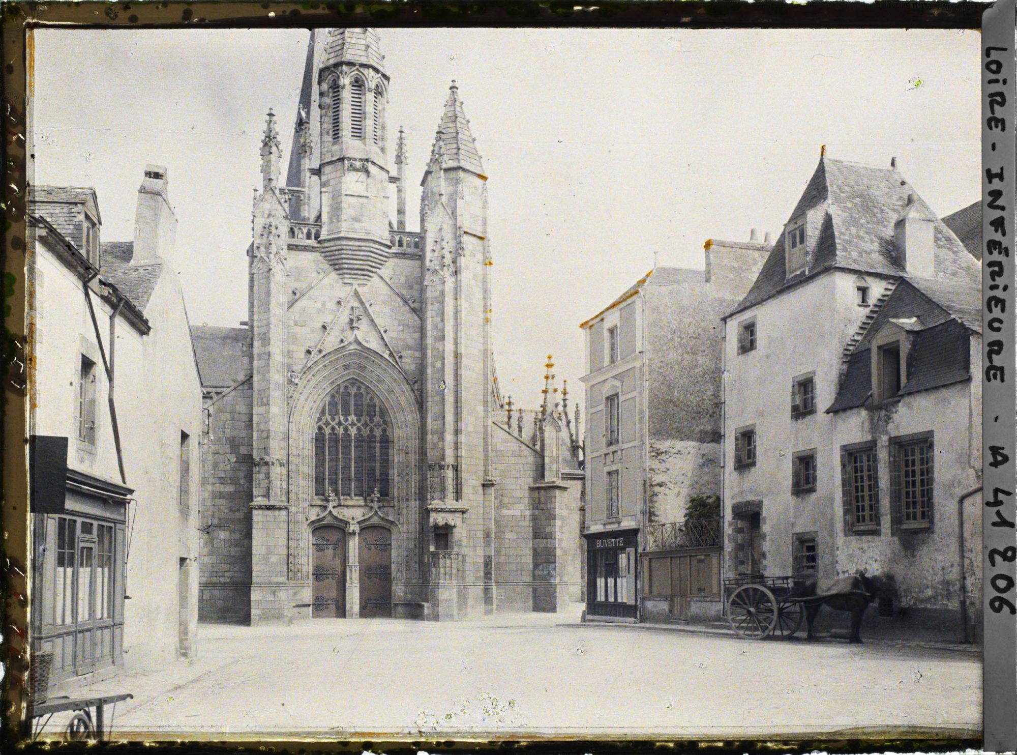 Image représentant La façade principale de la collégiale Saint-Aubin