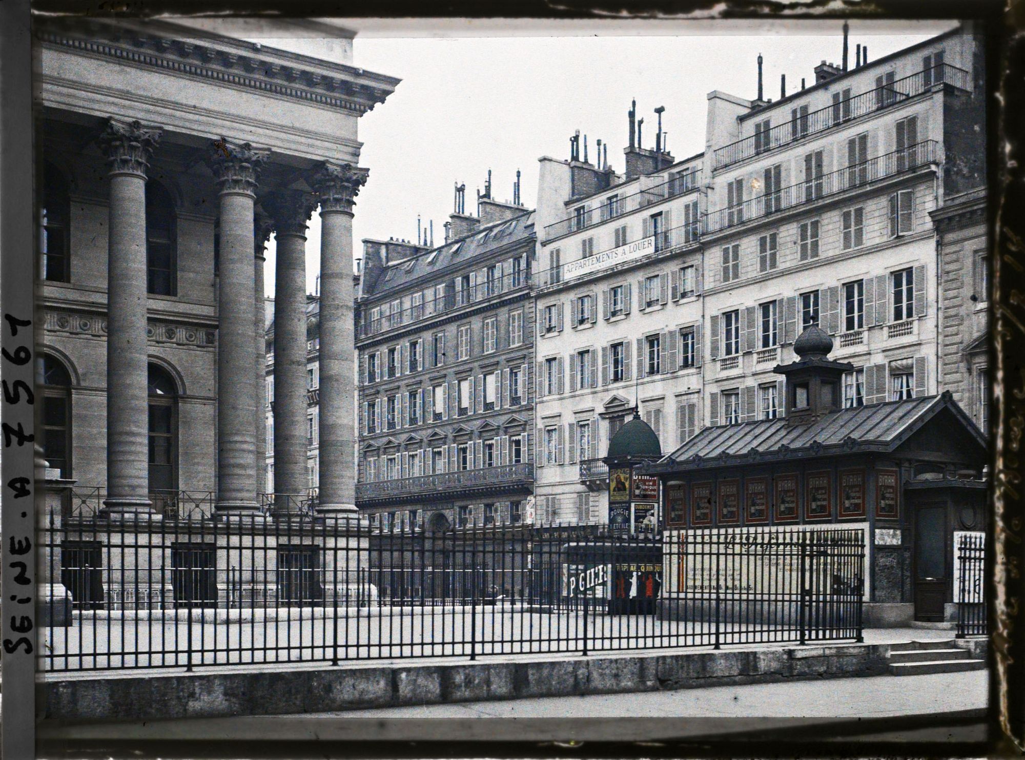 Image représentant La rue Notre-Dame-des-Victoires vue de la place de la Bourse