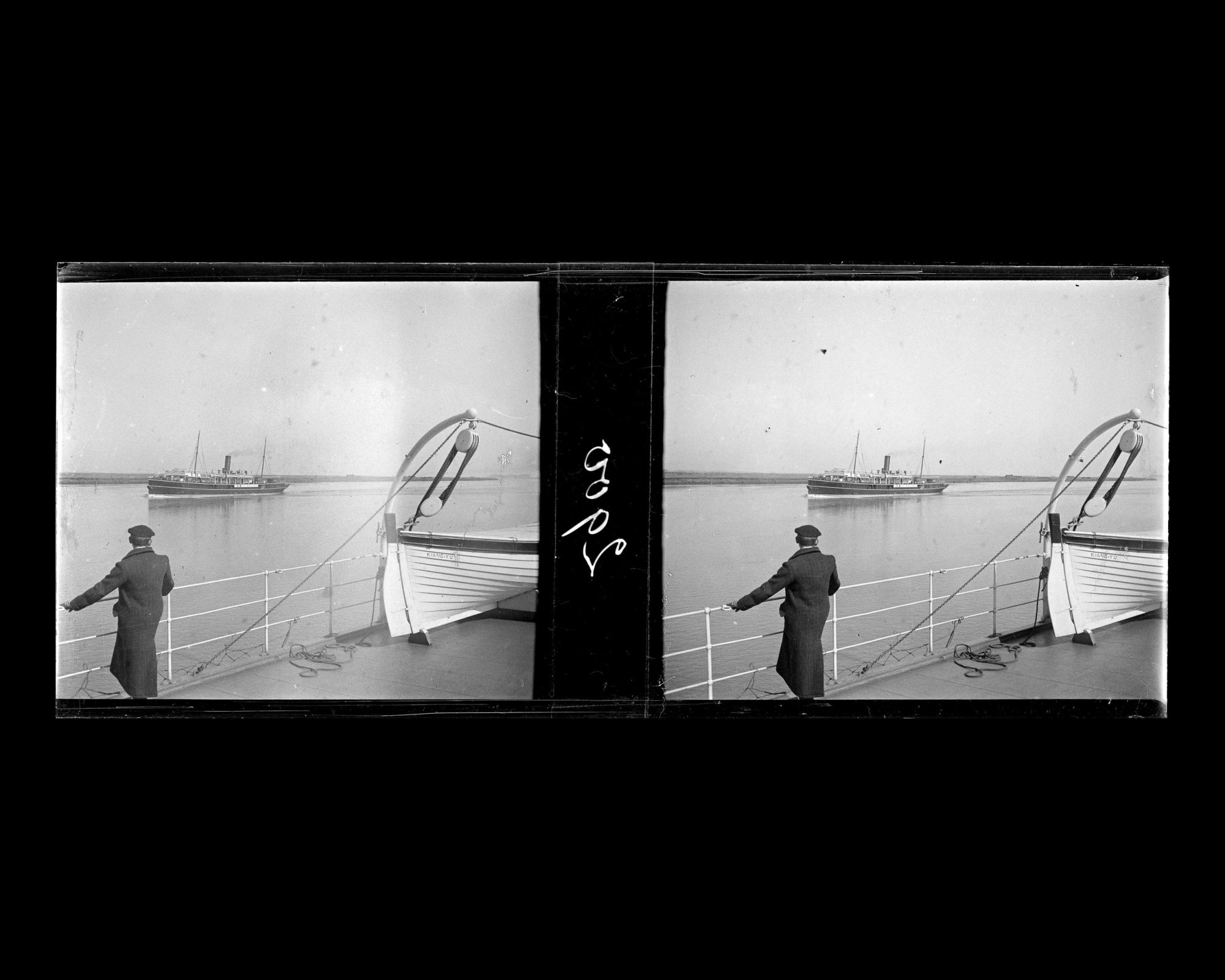 Image représentant Maurice Levy appuyé au bastingage du vapeur chinois Kiang-Yu, regarde un vapeur fluvial-transporteur de passagers sur le Yangzijiang ("fleuve Bleu")