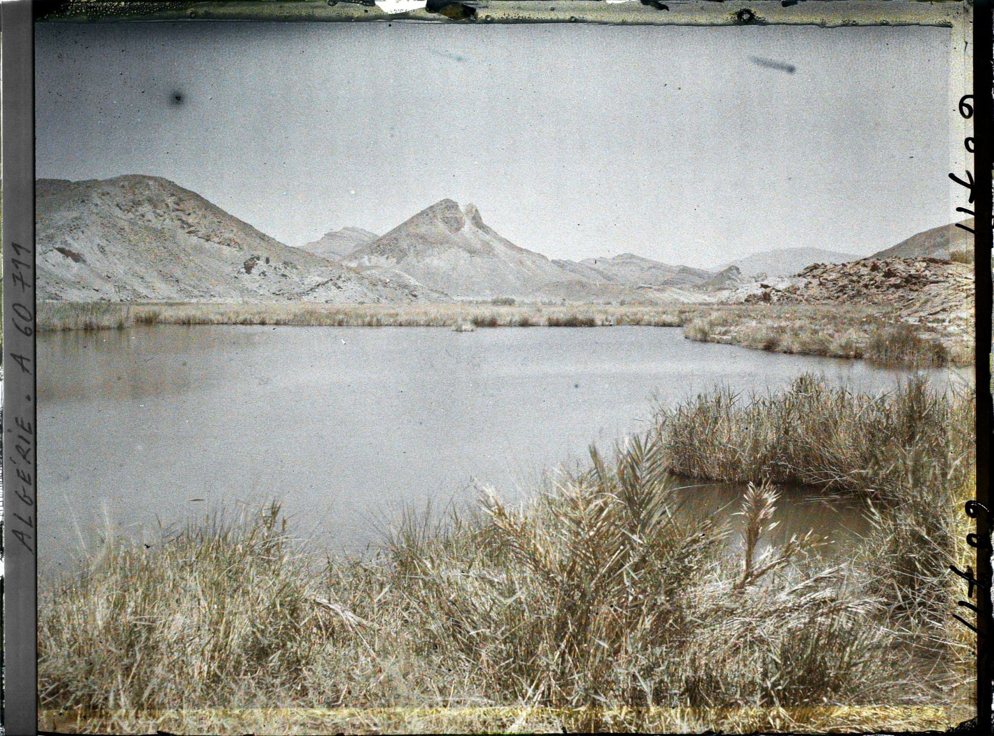 Image représentant Le lac avec les pitons de marne verte à l'arrière-plan