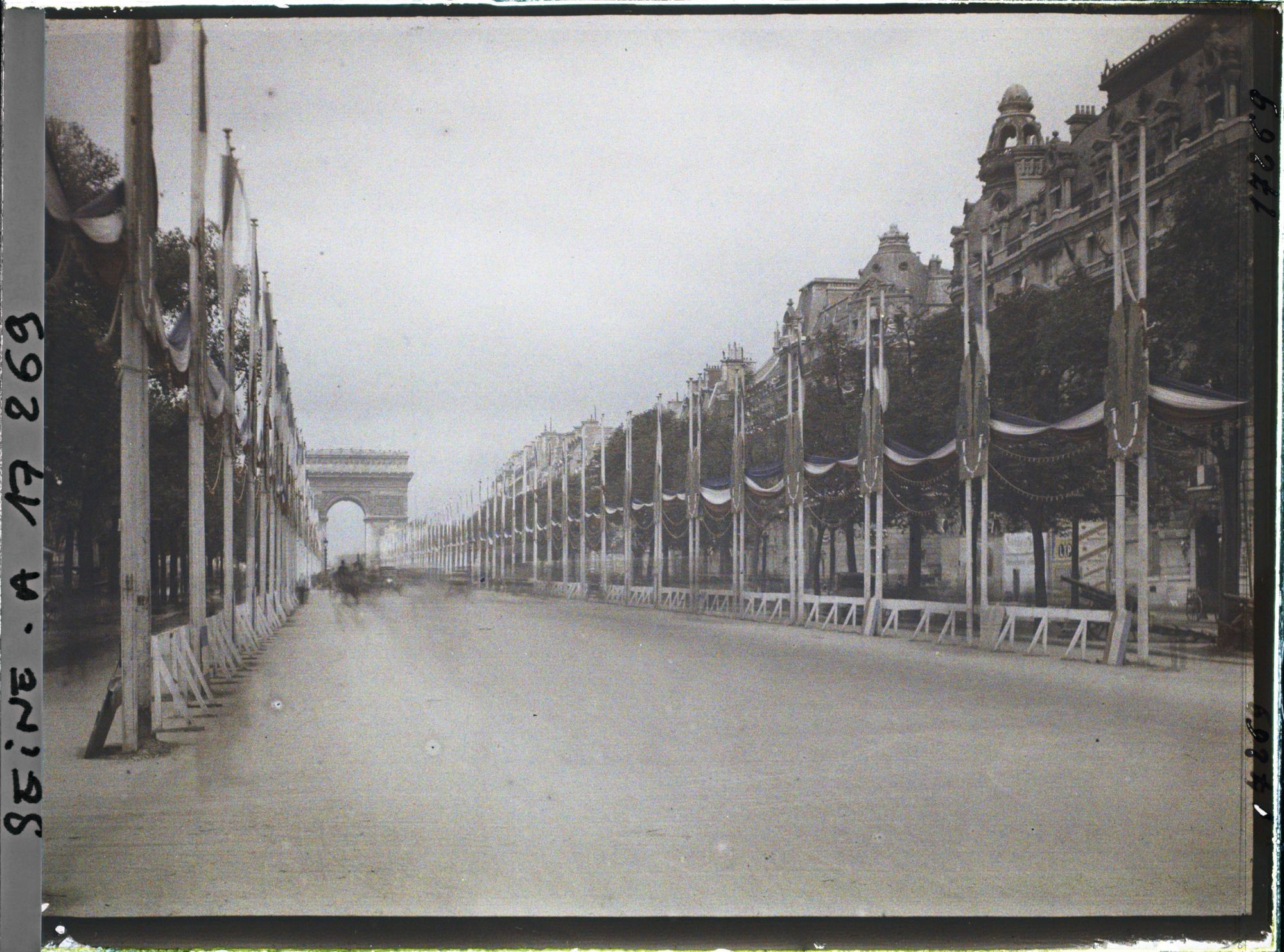 Image représentant Pylônes sur l'avenue des Champs-Elysées décorée pour les fêtes de la Victoire des 13 et 14 juillet
