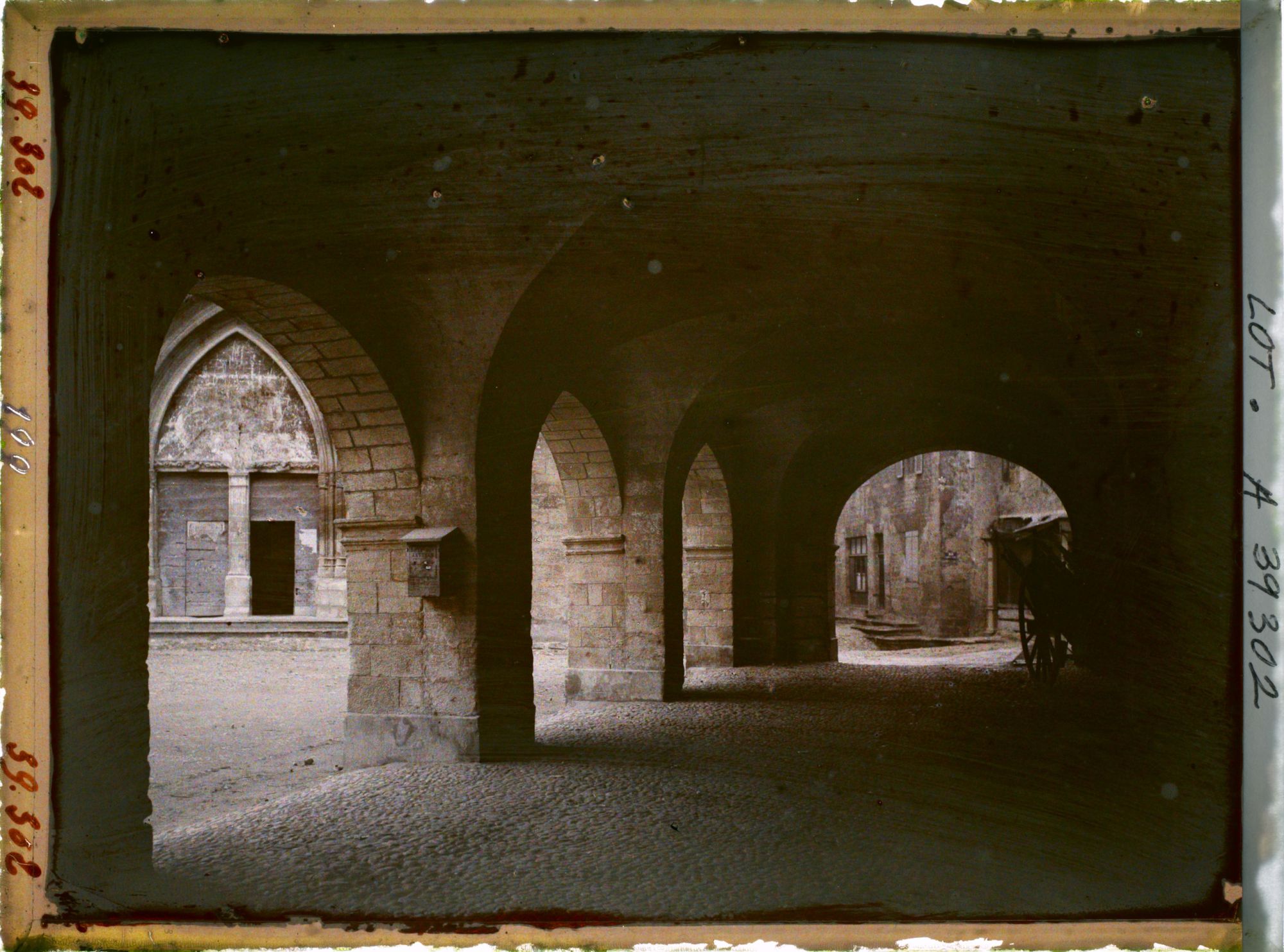 Image représentant France, Gourdon, Les arcades de l'Hotel de Ville et le portail de l'Eglise St Pierre