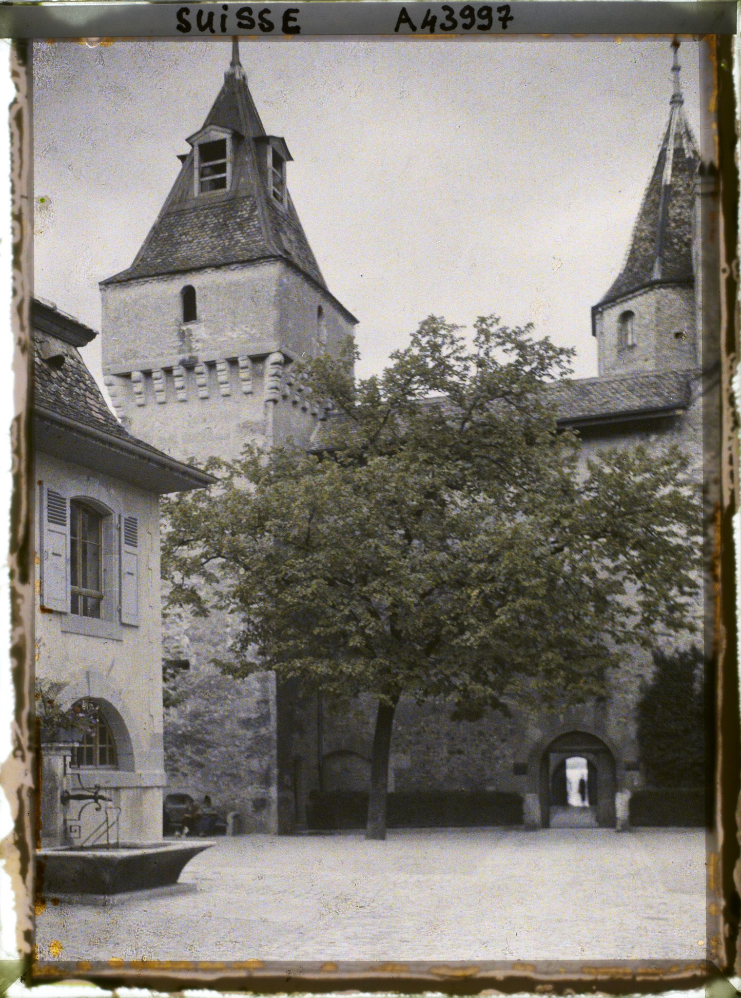 Image représentant Le château de Nyon depuis la place du Château