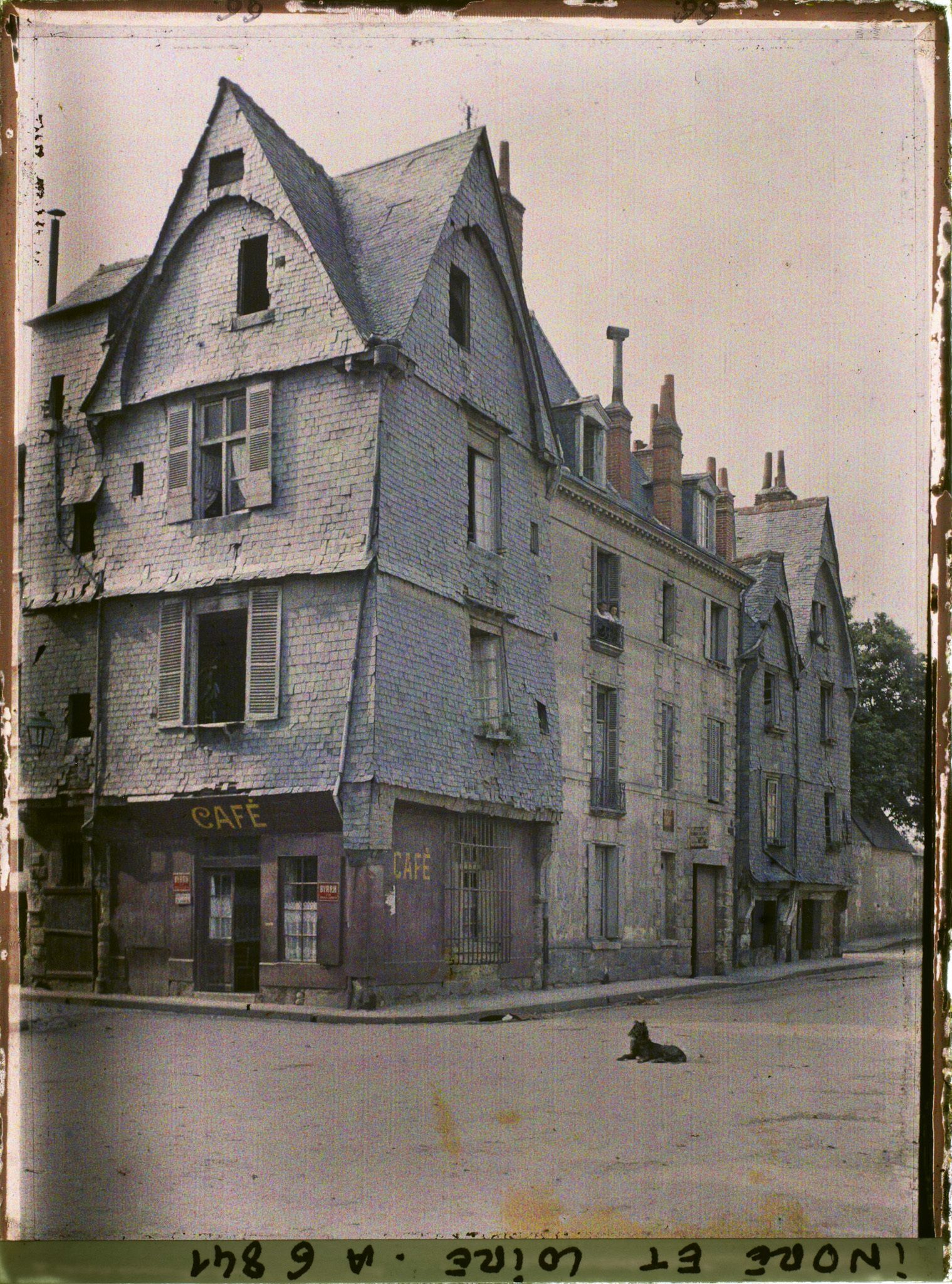 Image représentant Le café à l'angle de la place Foire le Roy et la rue du Dr Hermary