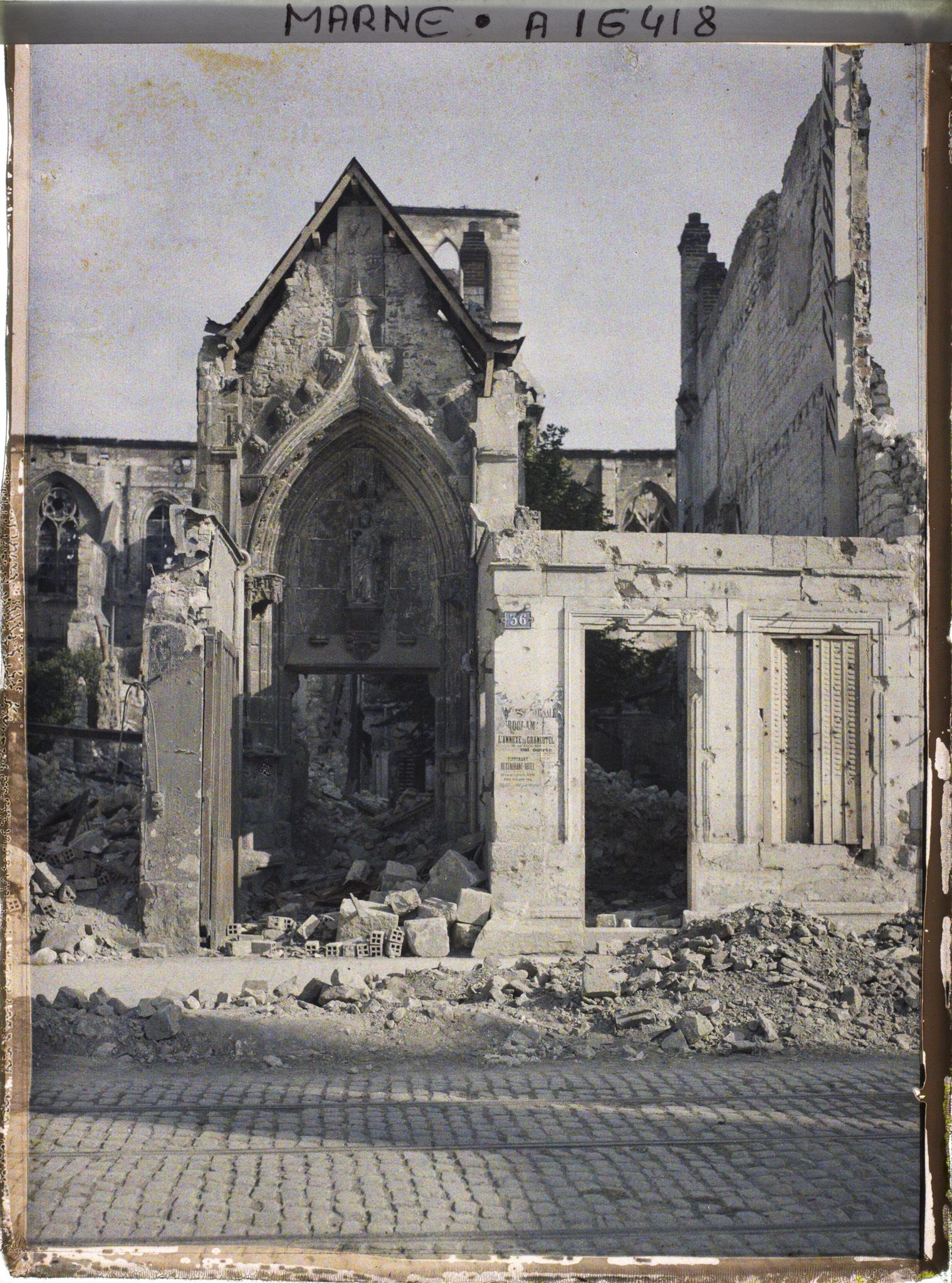 Image représentant France , Reims, Une porte de l'Eglise St Jacques sur la rue de Vesles