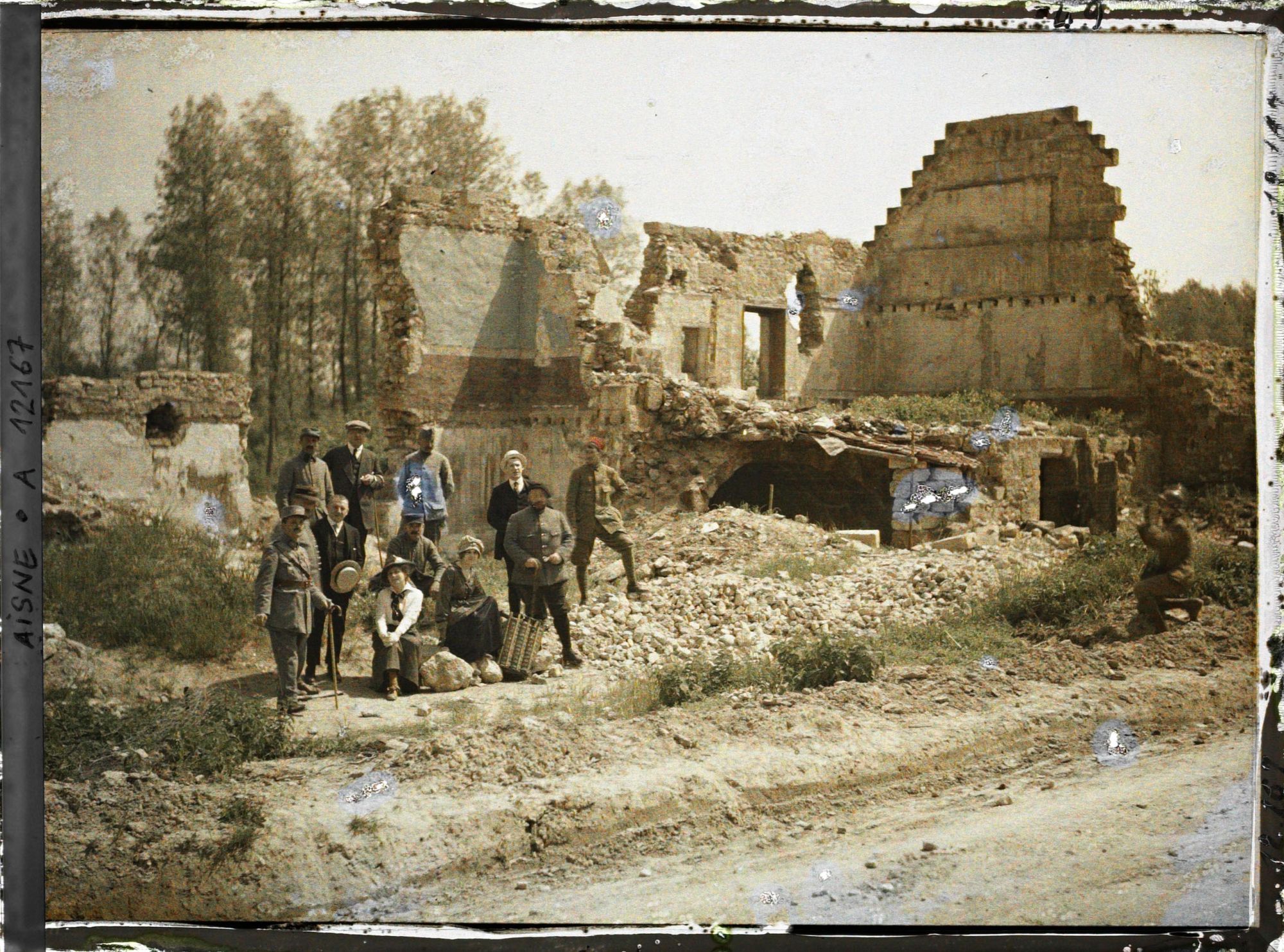 Image représentant Les artistes du théâtre aux Armées dans les ruines de Vauxrezis