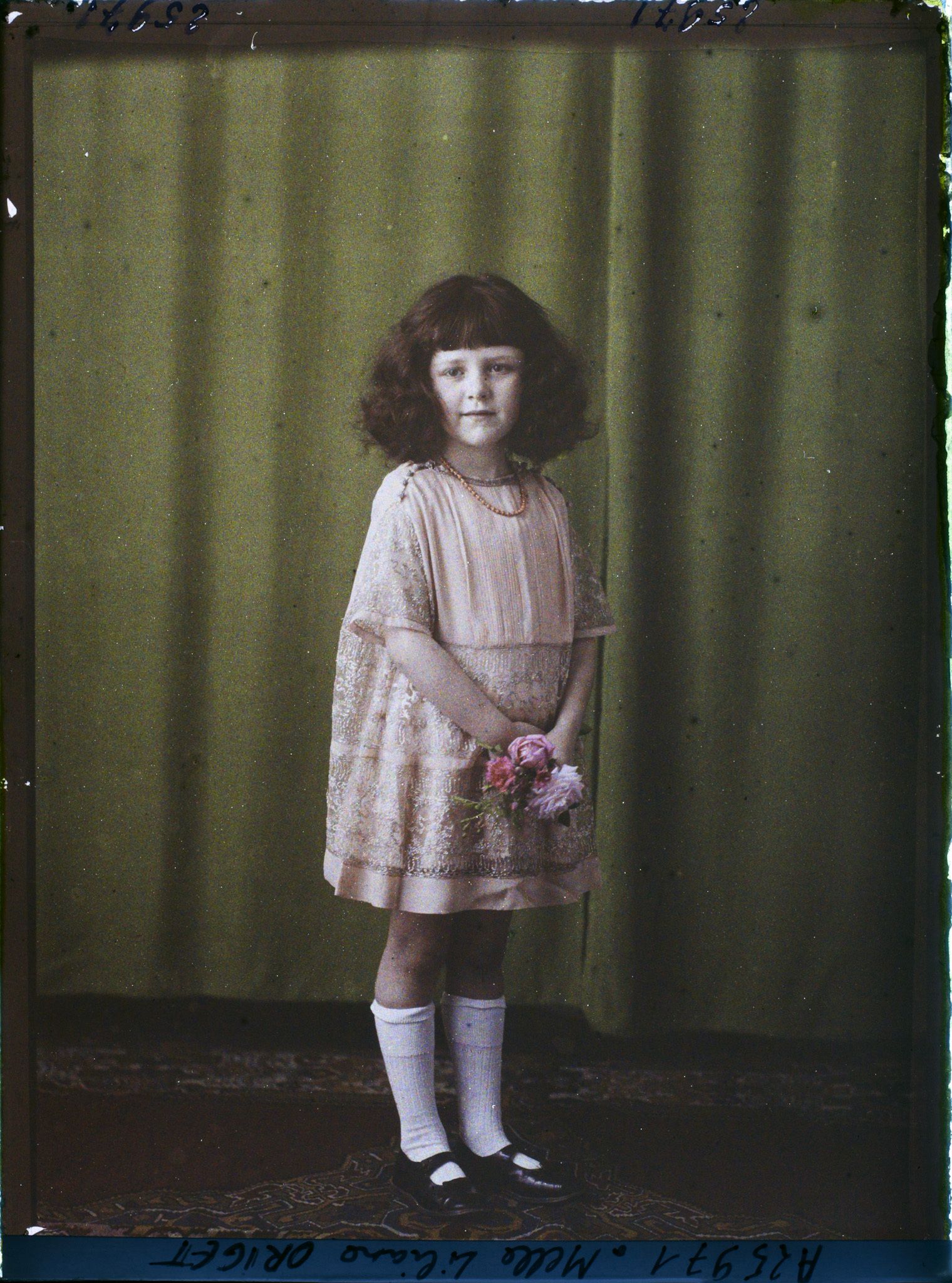 Image représentant Mademoiselle  https://musee-albert-kahn.s-museum.fr/home/NWQ2OTAwYzNmYjZlZTk1ZWQwODJmMjY4L2dlbmVyaWMtbm90aWNlLXRhYi9hdXRob3JpdHkvNjE3YTc5ZjVjZjhiODk2OGIzMzM3ZDIx/5d6900c3fb6ee95ed082f268/generic-notice-tab/authority/617a79ebcf8b8968b33374da Liliane Origet