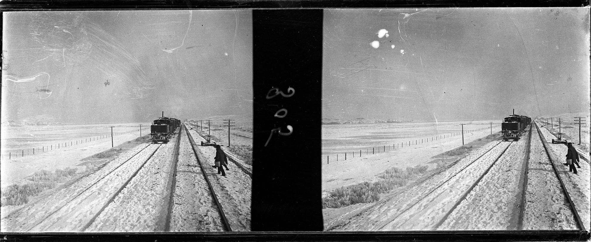 Image représentant La voie ferrée recouverte de neige, prise depuis la plateforme du dernier wagon