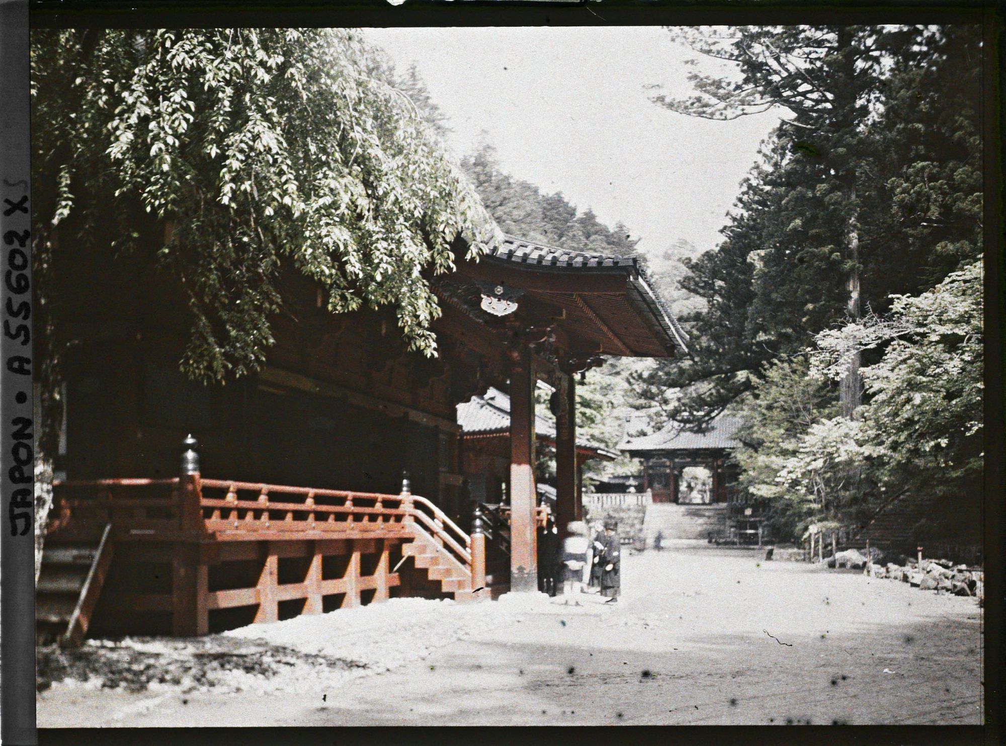 Image représentant Le Futatsu-do et la niômon du Daiyûin-byô (tout au fond de l'image)