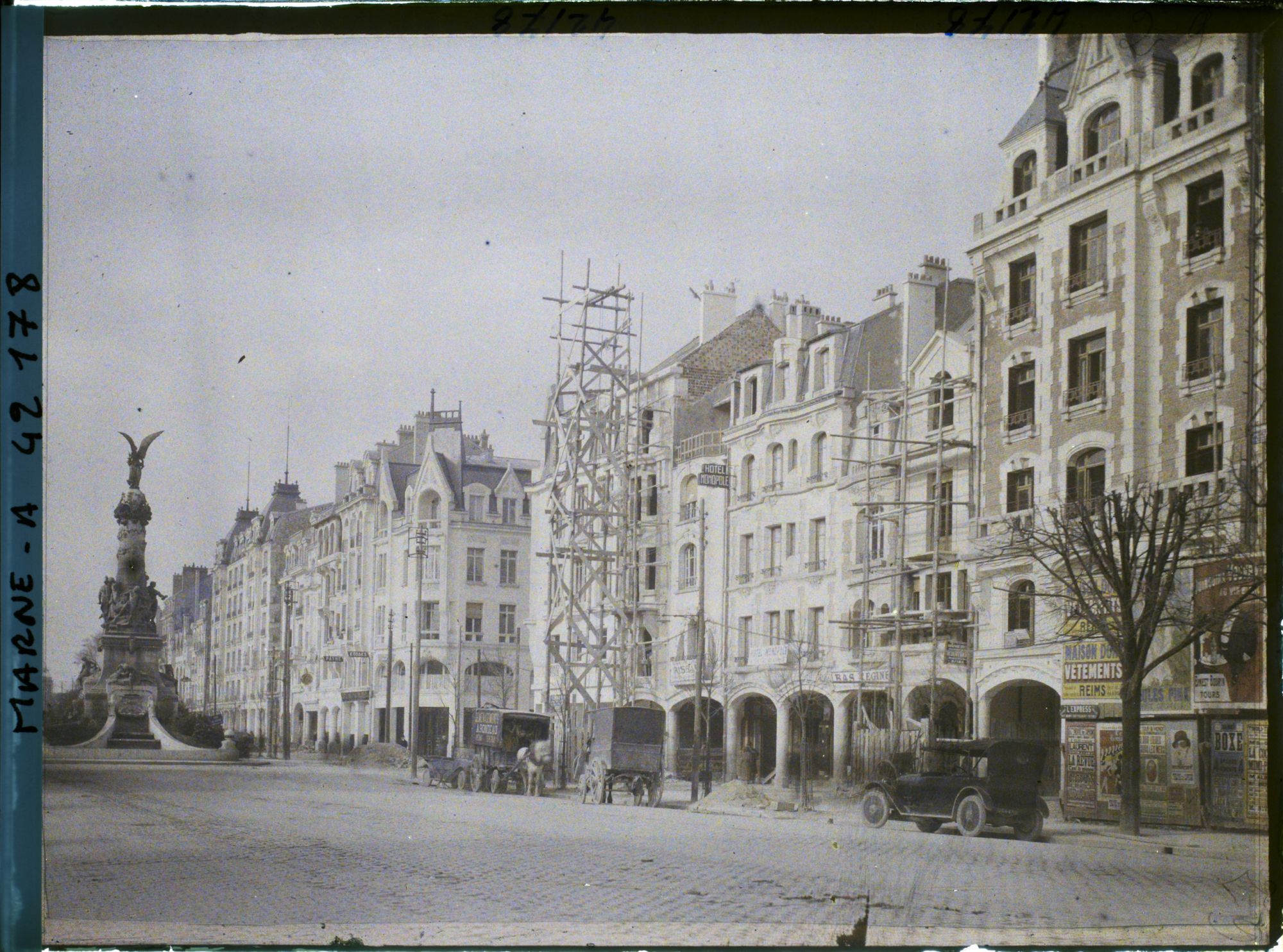 Image représentant France, Reims, Place Drouet d'Erlon, réfection des anciens arceaux