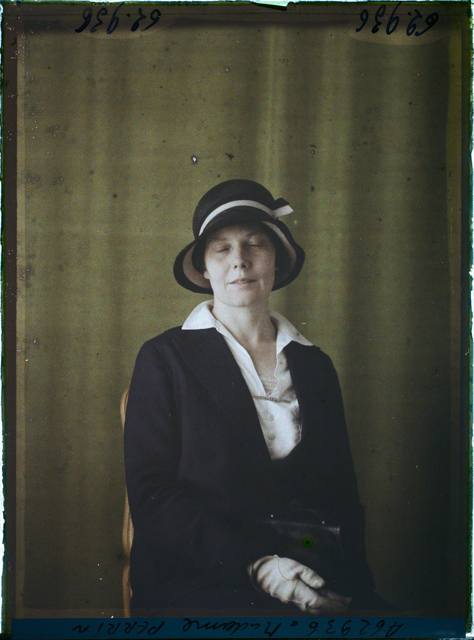 Image représentant https://musee-albert-kahn.s-museum.fr/home/NWQ2OTAwYzNmYjZlZTk1ZWQwODJmMjY4L2dlbmVyaWMtbm90aWNlLXRhYi9hdXRob3JpdHkvNjE3YTc5ZjVjZjhiODk2OGIzMzM3ZDIx/5d6900c3fb6ee95ed082f268/generic-notice-tab/authority/617a79ebcf8b8968b333757d Madame Maurice Perrin