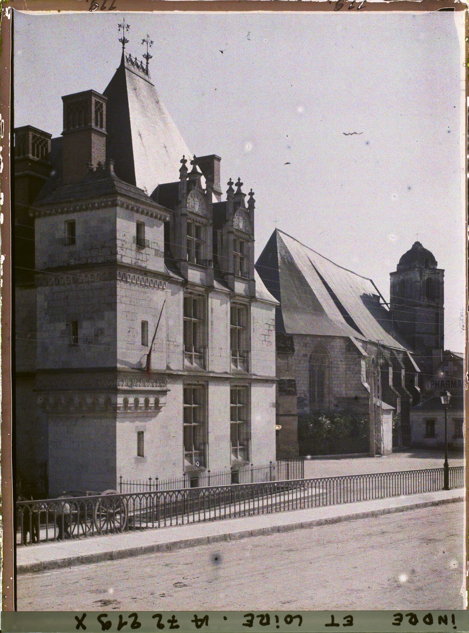 Image représentant L'ancien hôtel de ville et l'église Saint-Florentin à l'arrière plan