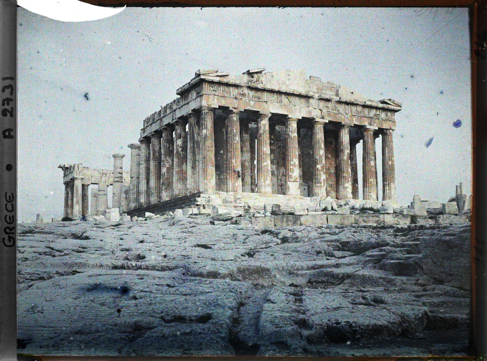 Image représentant Sur l'Acropole, le Parthénon. Vue d'ensemble (avec la colonnade extérieure) du côté ouest