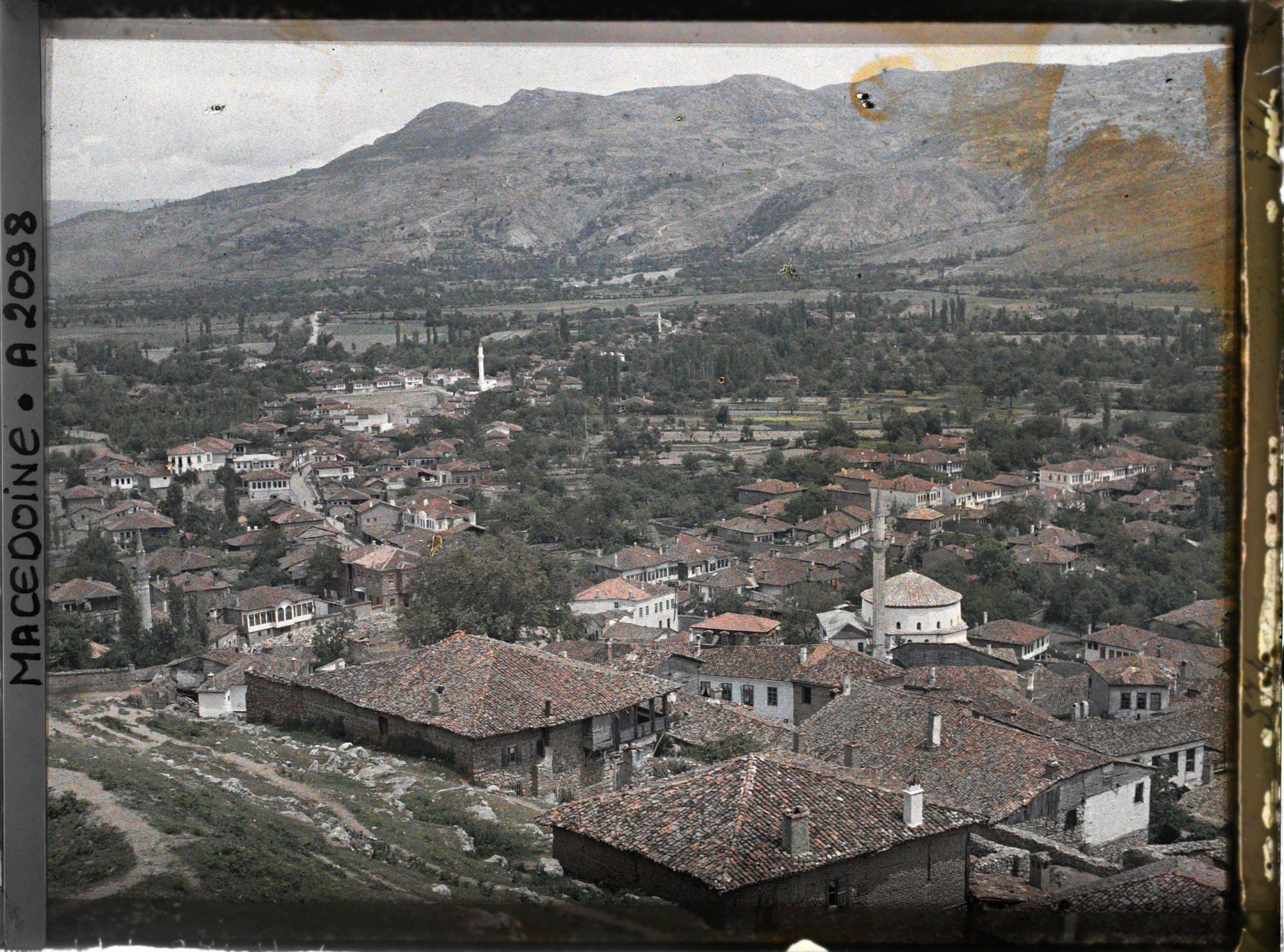 Image représentant Les deux routes et les maisons du côté de la route de Monastir