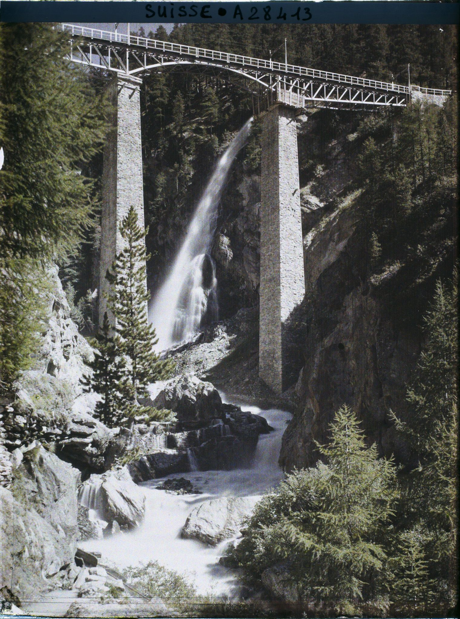 Image représentant Les gorges du Findelbach, sa cascade et le pont ferrovière de Findelen
