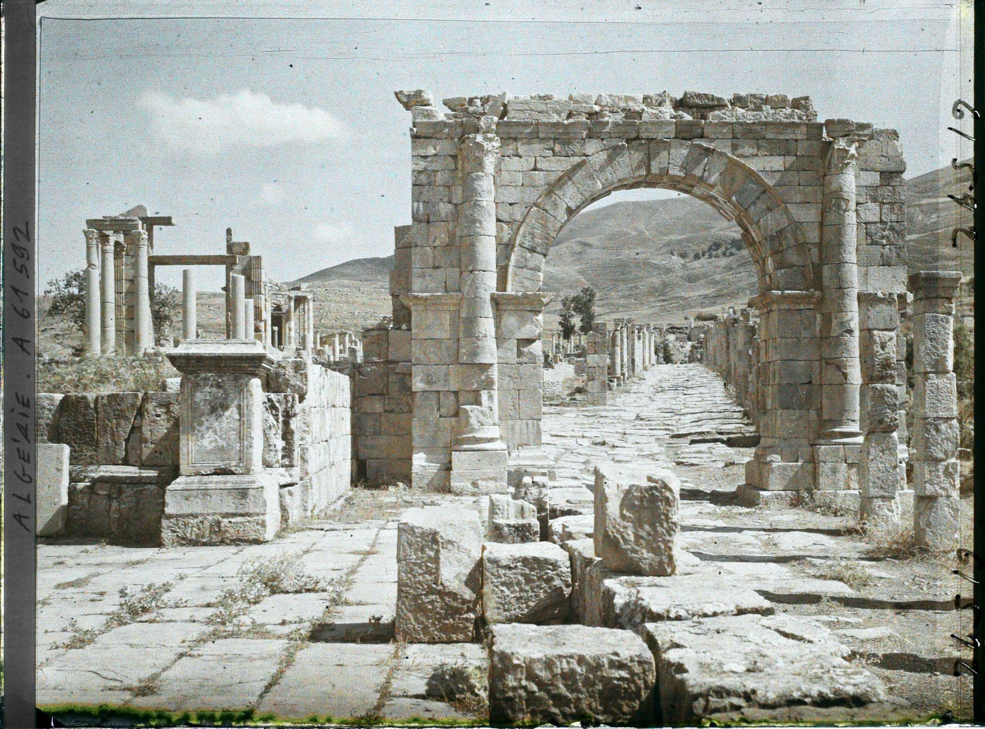 Image représentant Algérie, Djemila, Arc du Cardo Maximus et Temple du Nord.