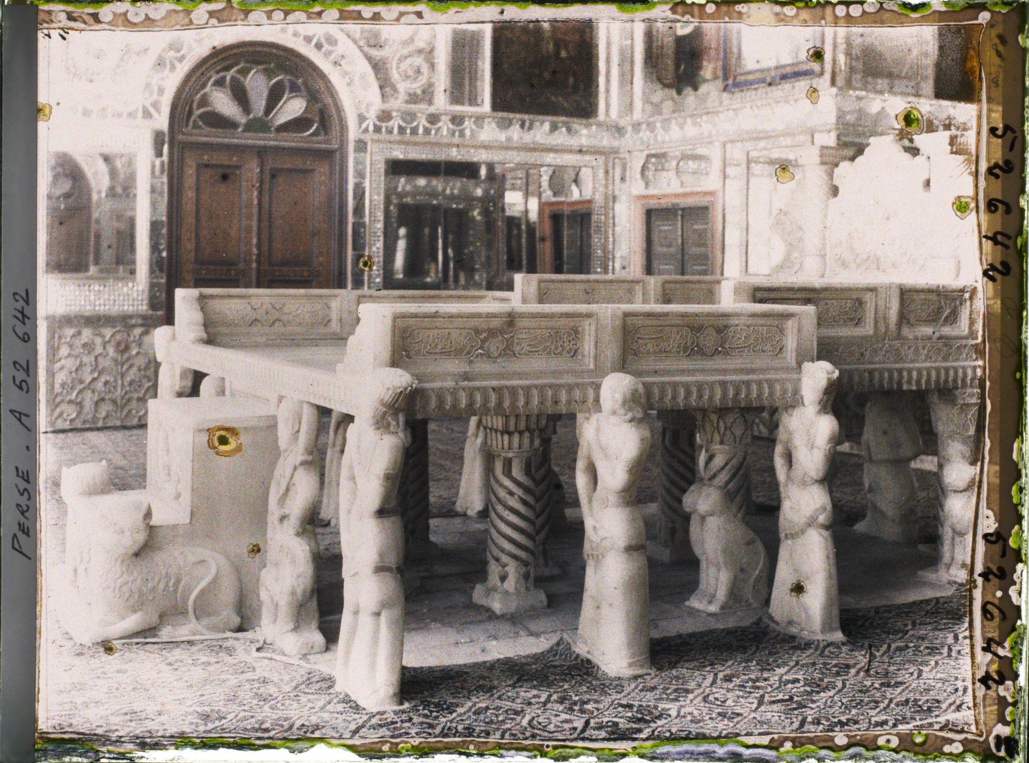 Image représentant Dans l'Arg (la citadelle royale), le Takht-e-Marmar (Trône de marbre)