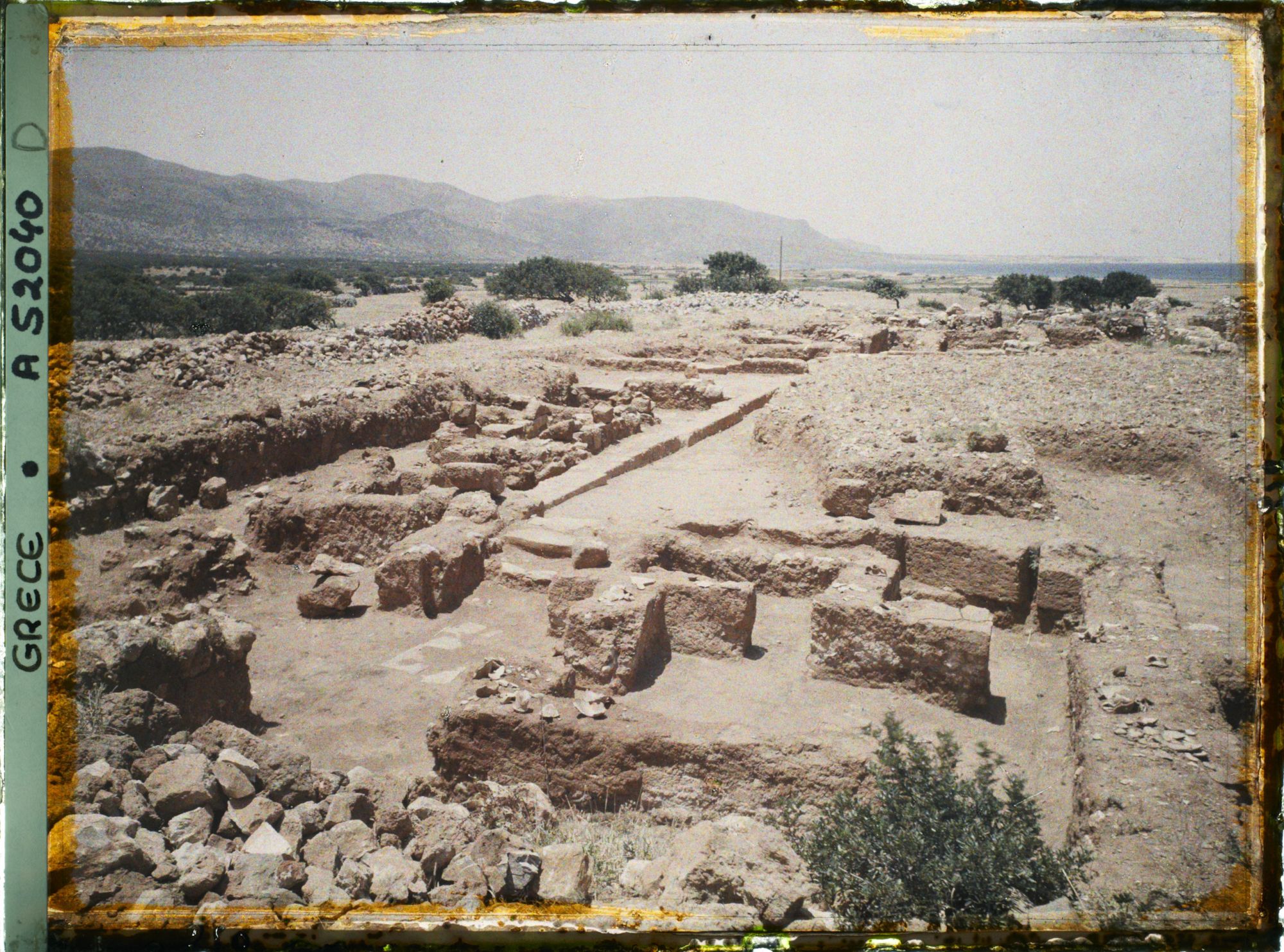 Image représentant La partie sud des ruines du Palais et la baie de Mallia au fond
