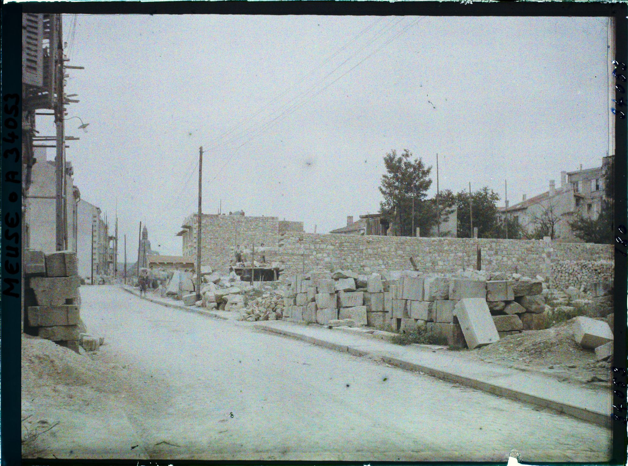Image représentant France, Verdun, La rue Chevert en reconstruction, vue vers la Place d'Armes
