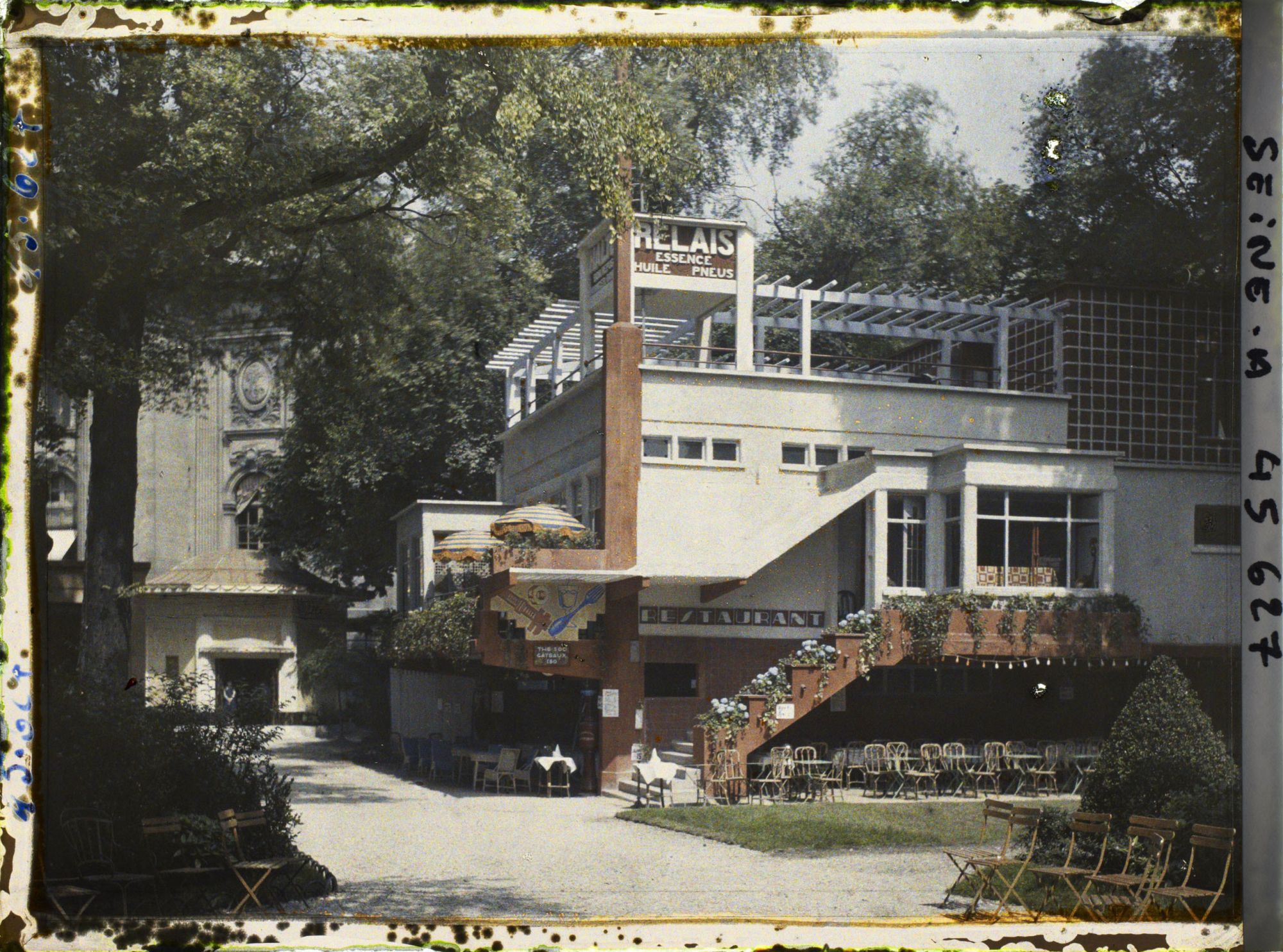 Image représentant L'Exposition des arts décoratifs, Halte-relais pour tourisme automobile, près du Grand Palais