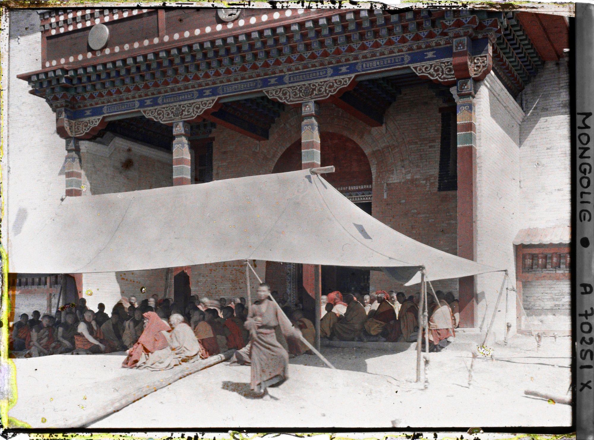 Image représentant Des lamas de tous rangs assistant à la prière sous le porche d'entrée du temple Megjid-Janraiseg dans le monastère de Gandantegchinlin
