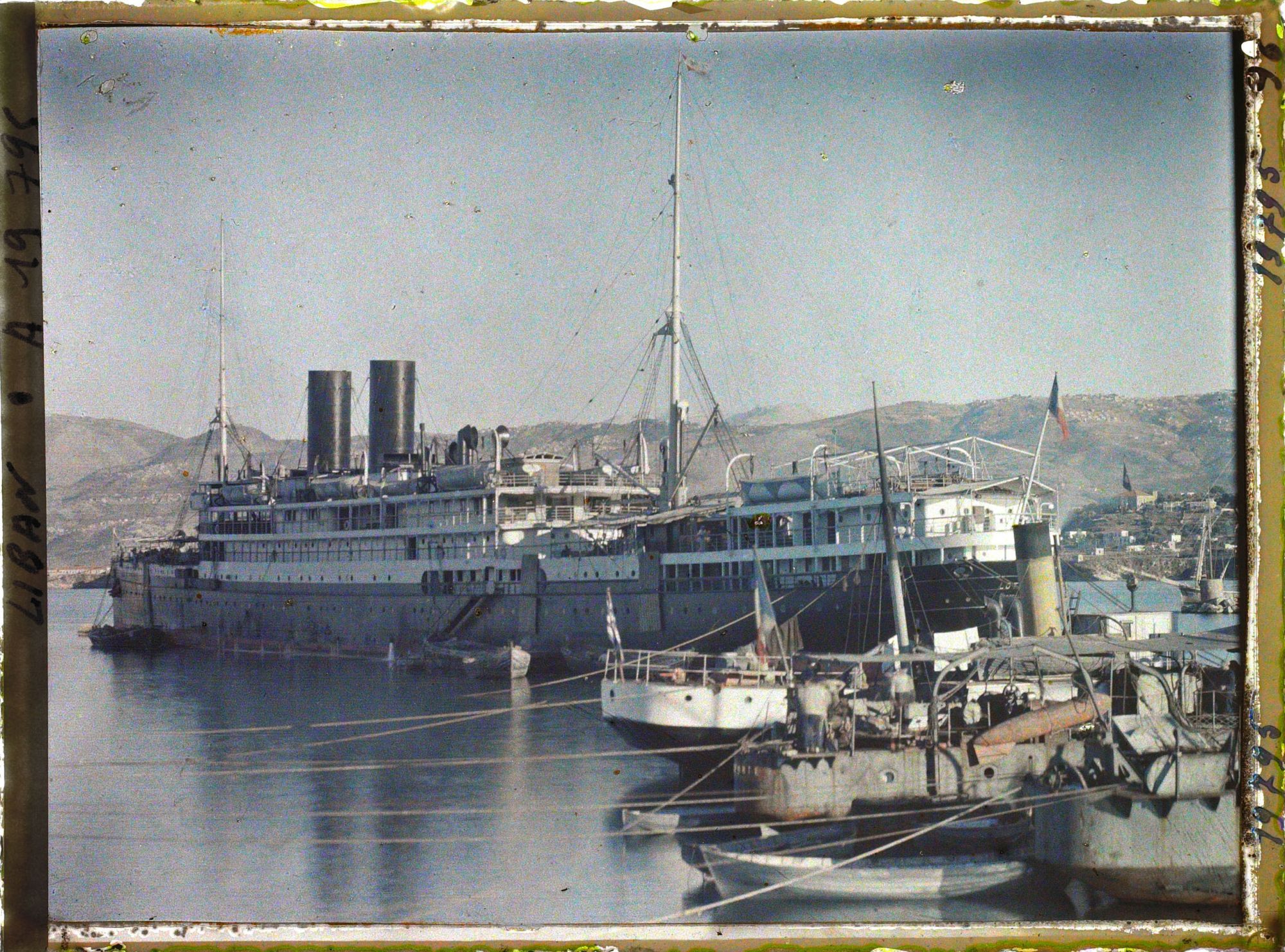 Image représentant Le " Lotus ", courrier français, au port