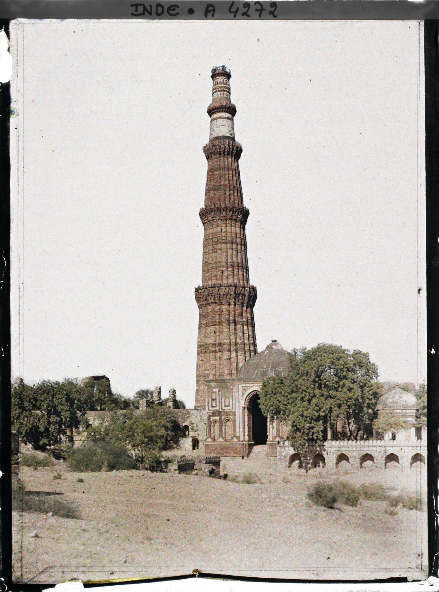 Image représentant Le minaret de Qutb (Qutb Minar) et la porte sud, Alai Darwasa