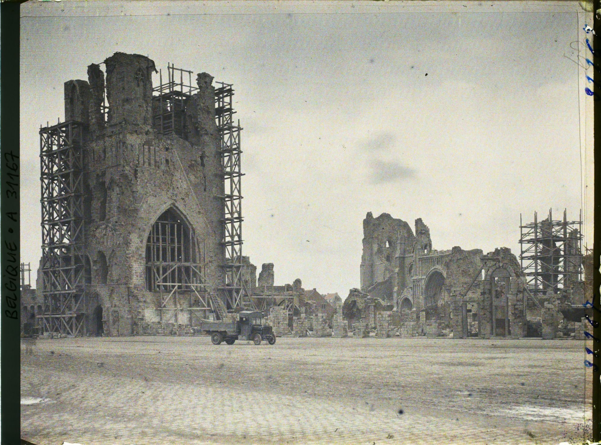 Image représentant Belgique, Ypres, Vue d'ensemble des Halles