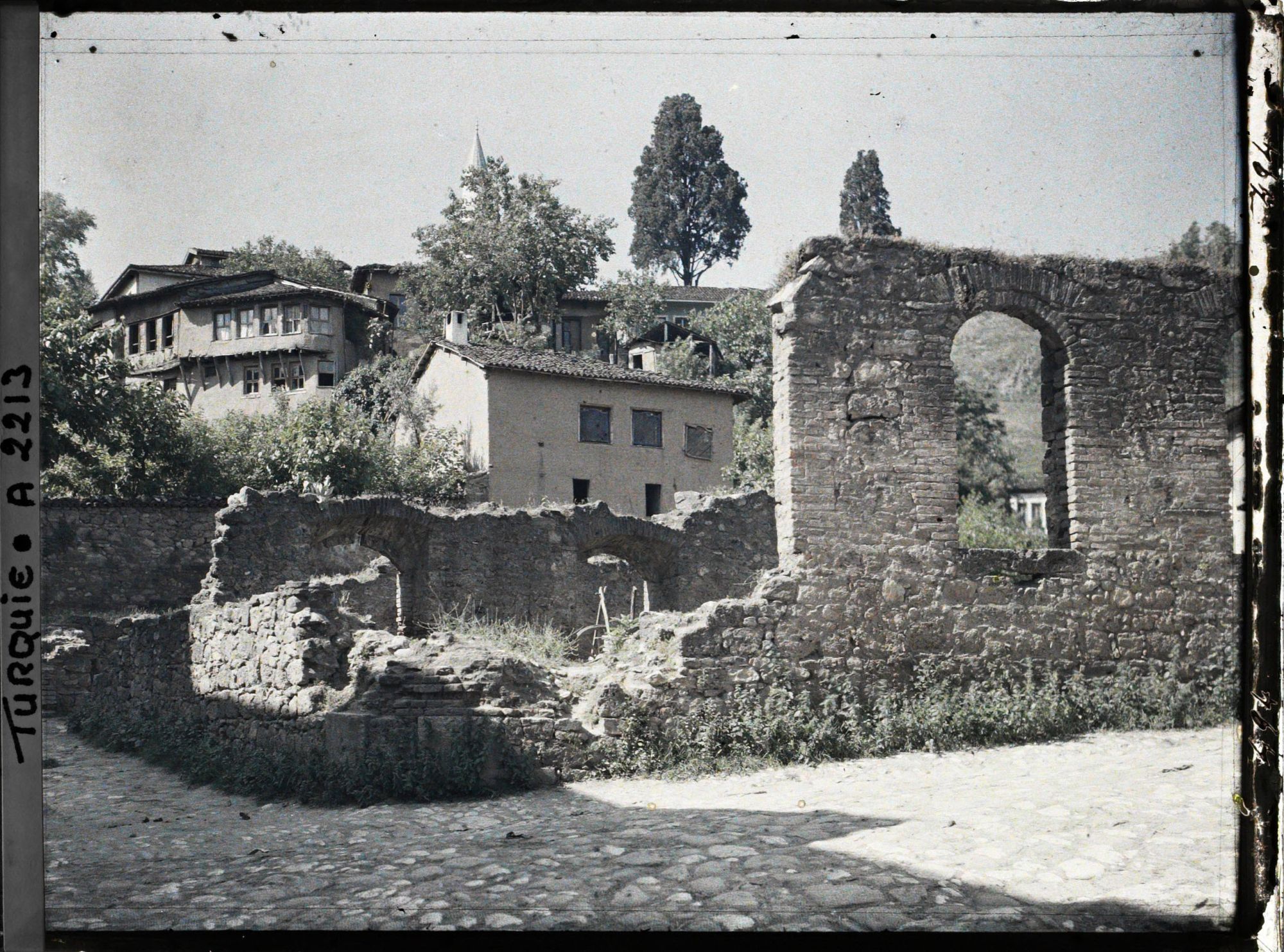 Image représentant Ruines d'un édifice devant des maisons étagées