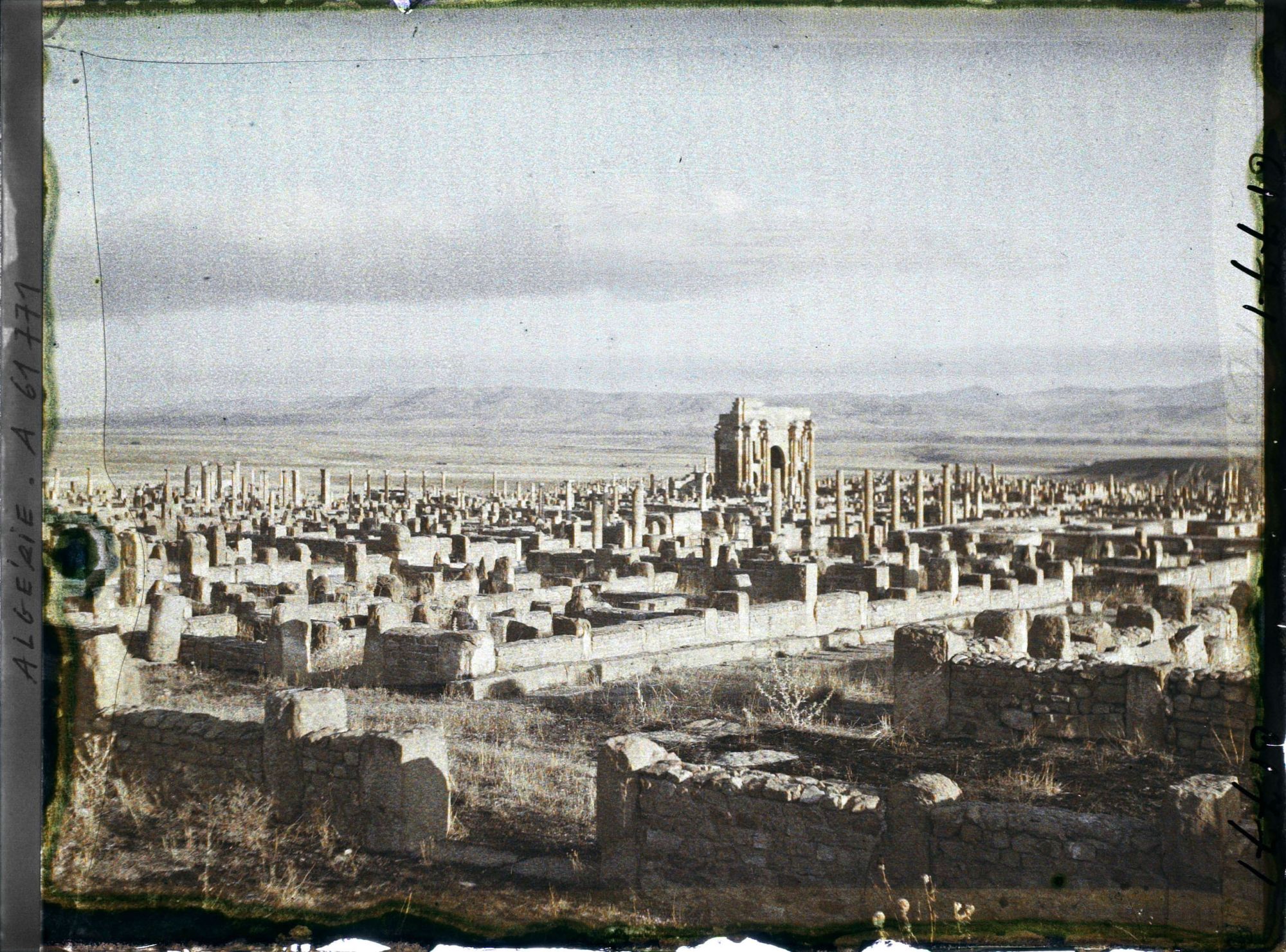 Image représentant Algérie, Vue générale des ruines vers l'Arc de Trajan