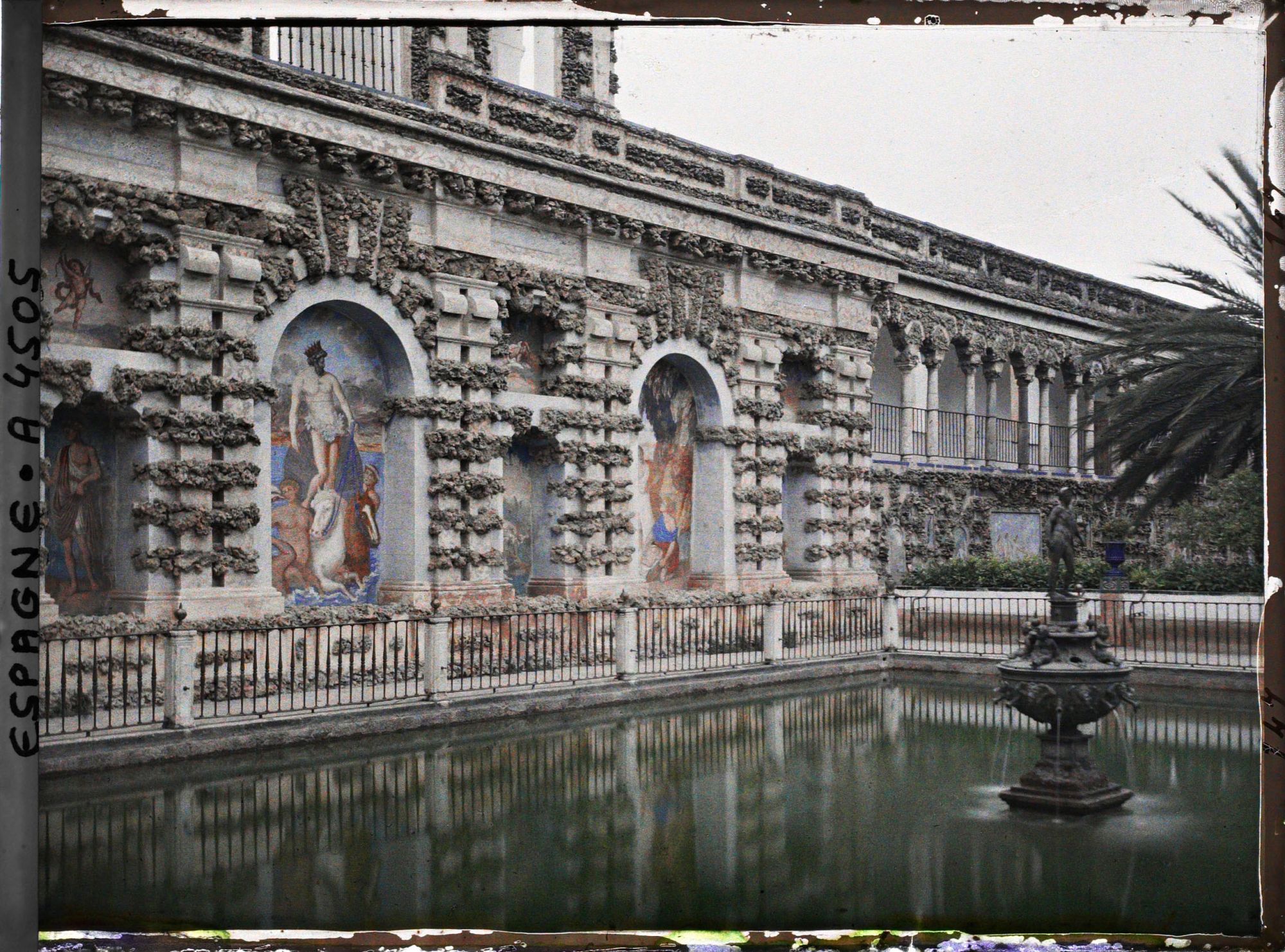 Image représentant Dans les jardins de l'Alcazar, la galerie del Grutesco ("des Grotesques") et la fontaine de Mercure au centre du bassin