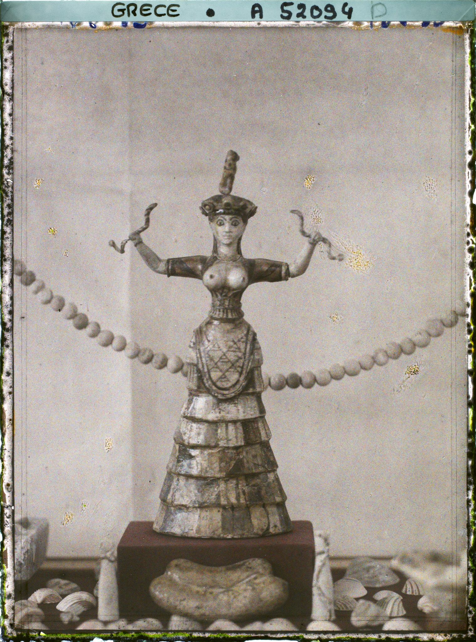 Image représentant Musée archéologique - Déesse aux serpents provenant de Cnossos