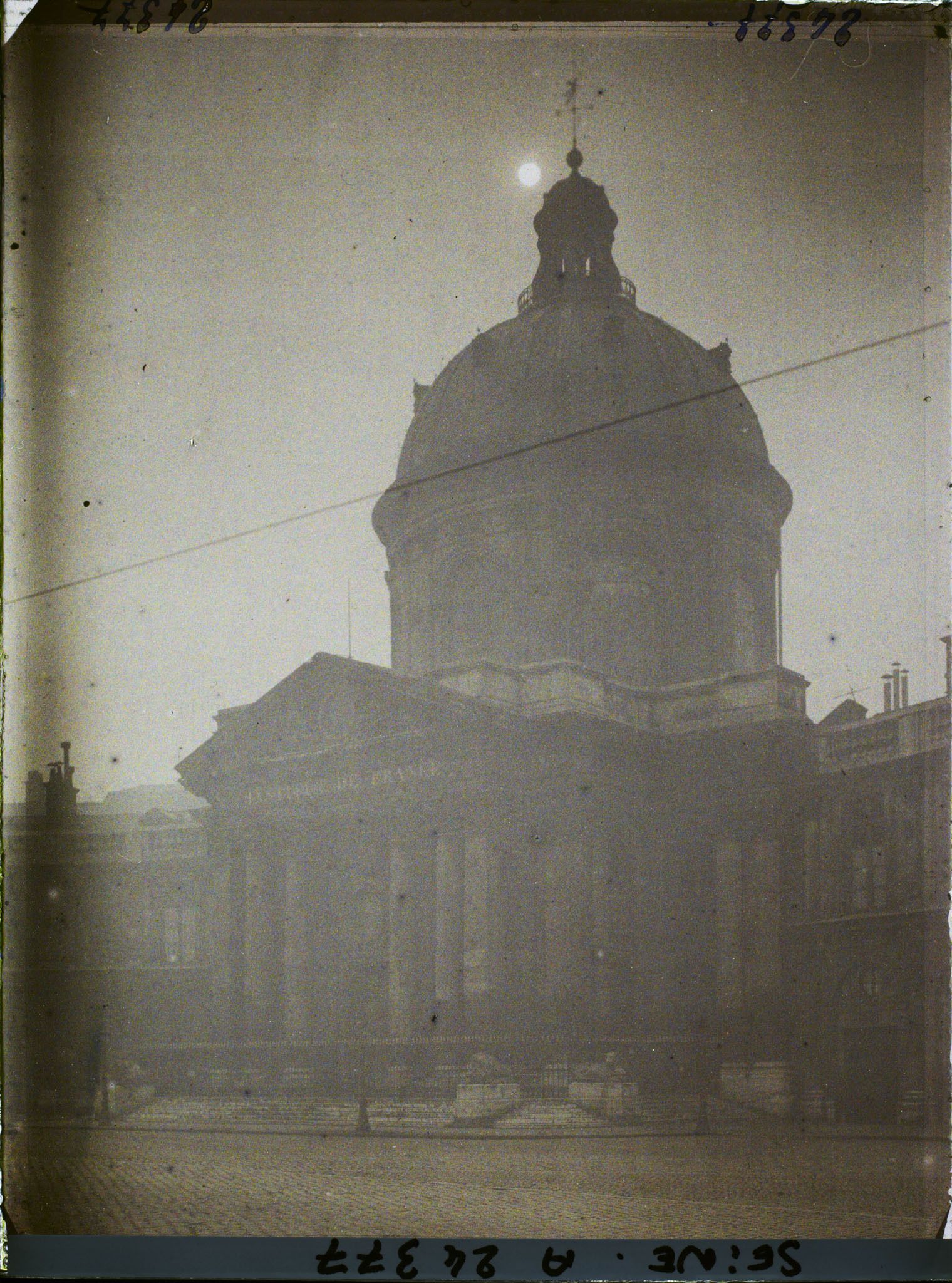 Image représentant L'Institut de France dans le brouillard