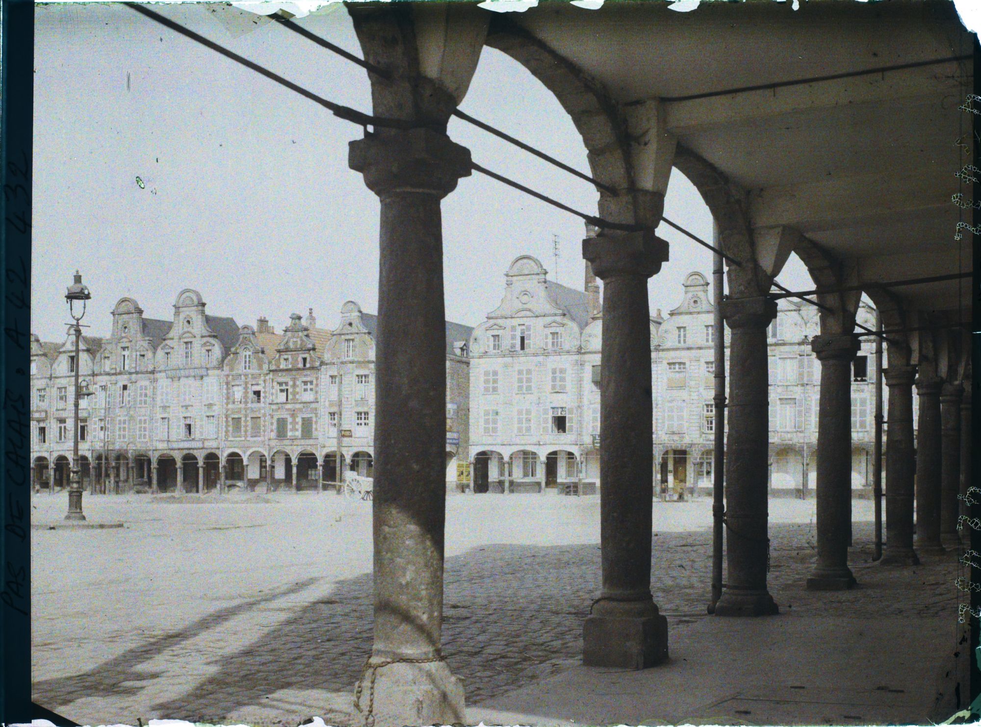 Image représentant France, Arras, Gde Place prise du Coin de la Rue de la Taillanderie
