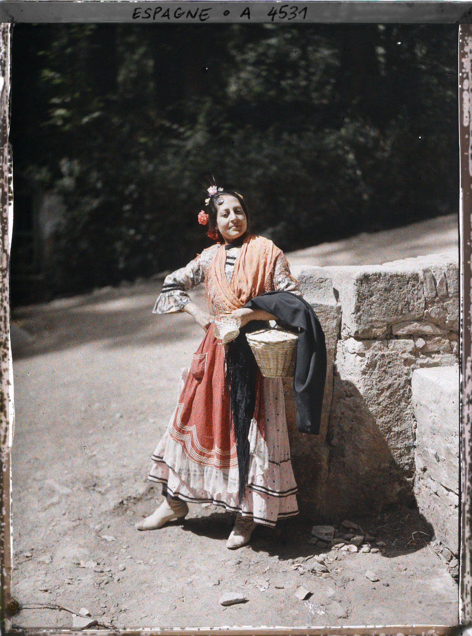 Image représentant Andalouse en costume traditionnel