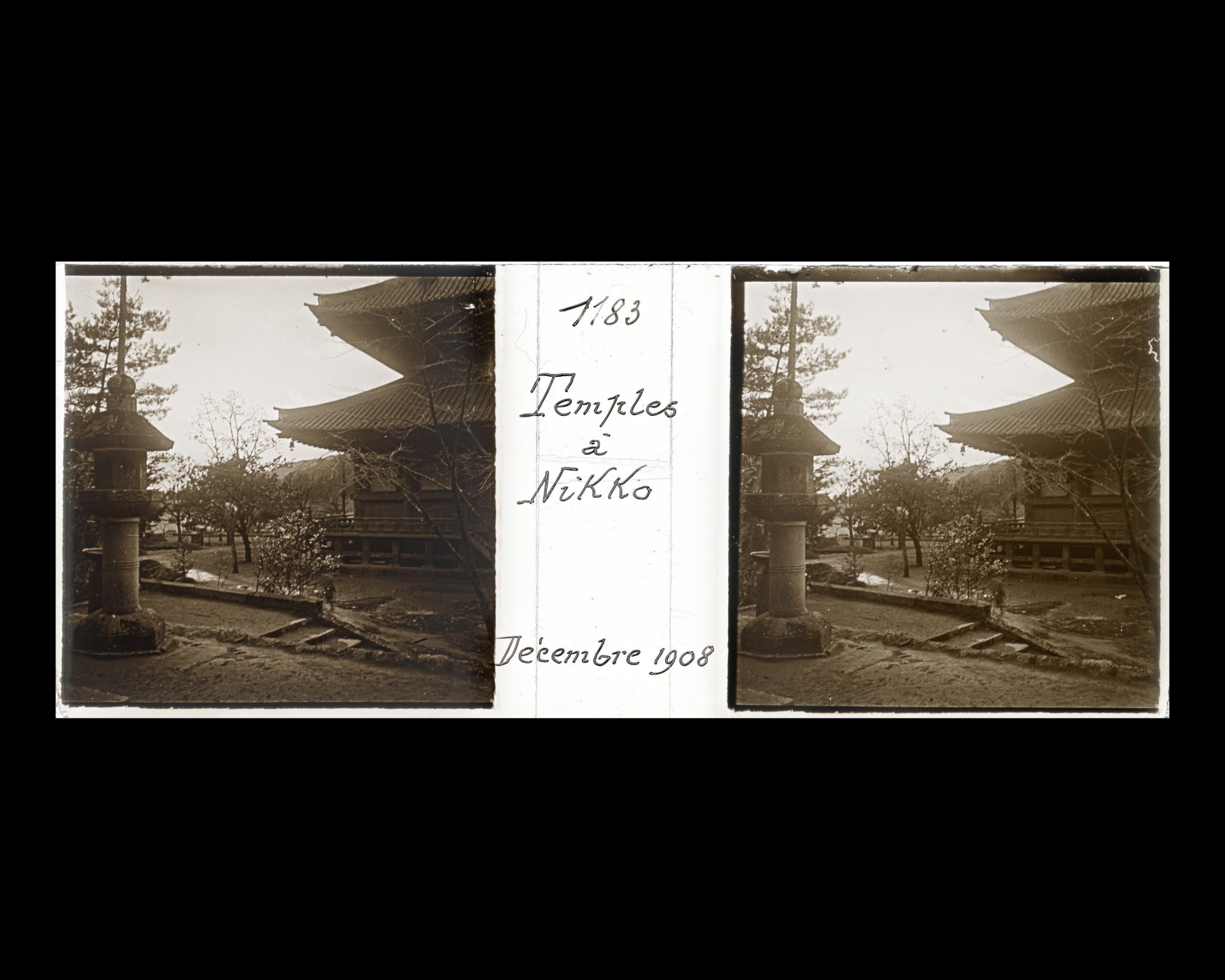 Image représentant Lanterne de pierre près du sambutsu-dô, bâtiment principal du temple Rinno-ji