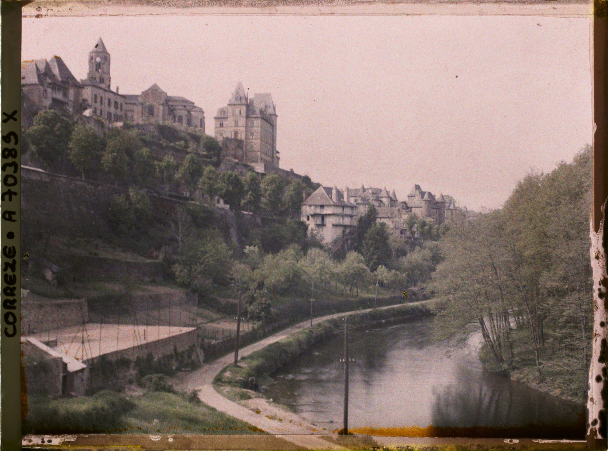 Image représentant Vue de la ville et les bords de la Vézère