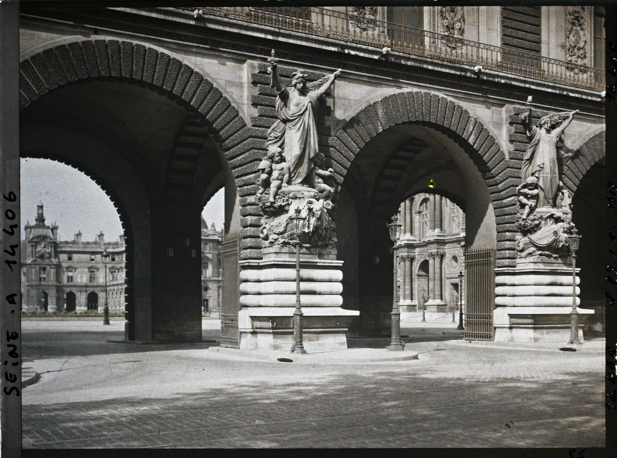 Image représentant Le Louvre, portes de la place du Carrousel, vue prise du quai François-Mitterand