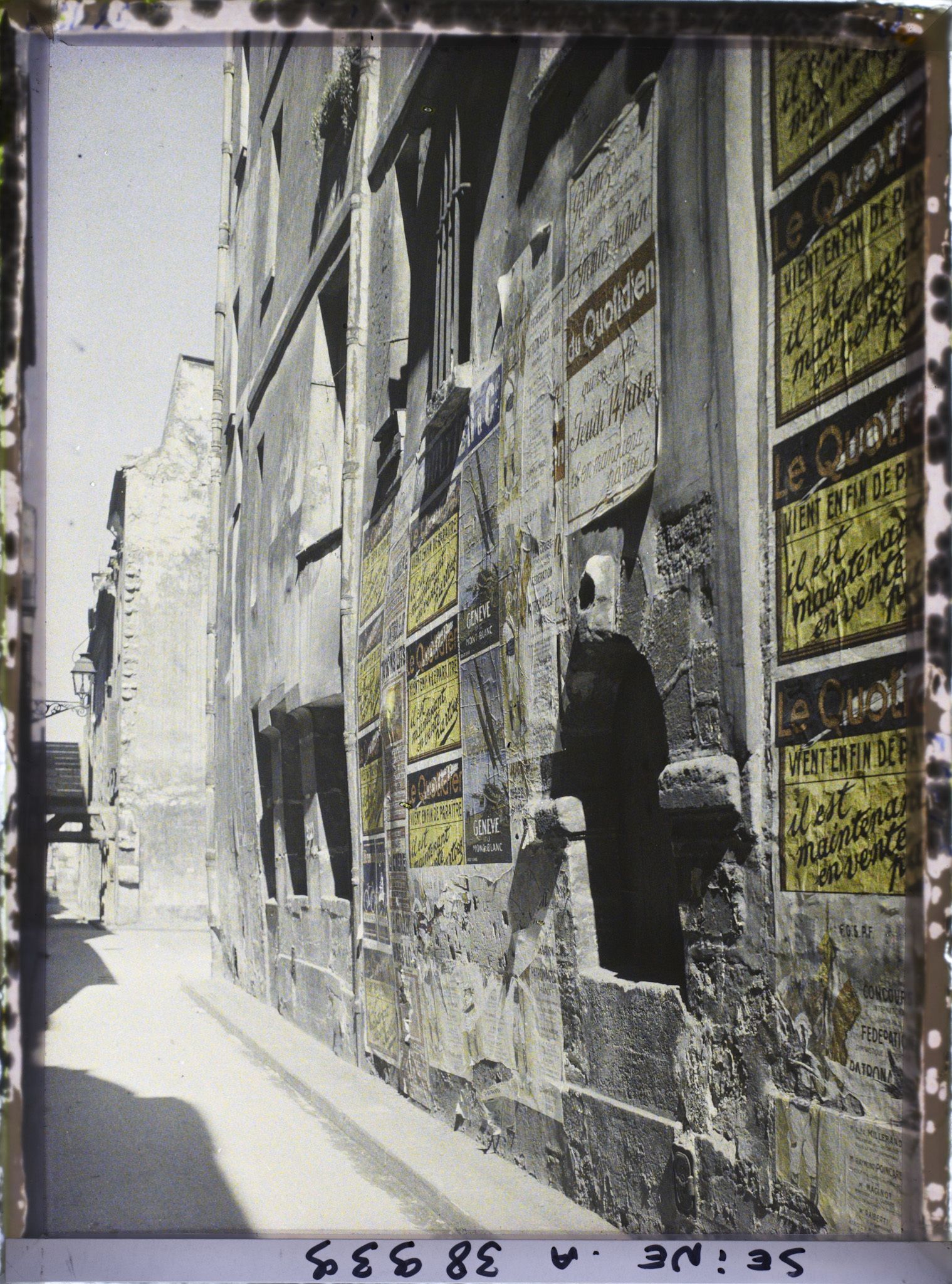 Image représentant La rue de Nevers en direction du quai de Conti