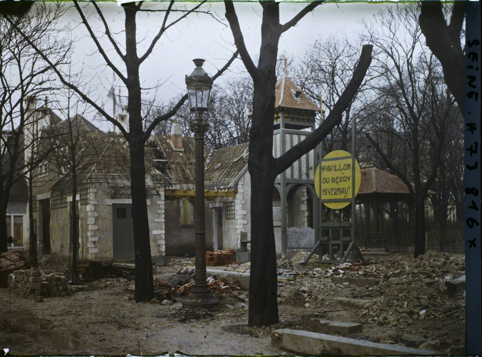 Image représentant L'exposition des arts décoratifs, démolition du pavillon du Berry nivernais