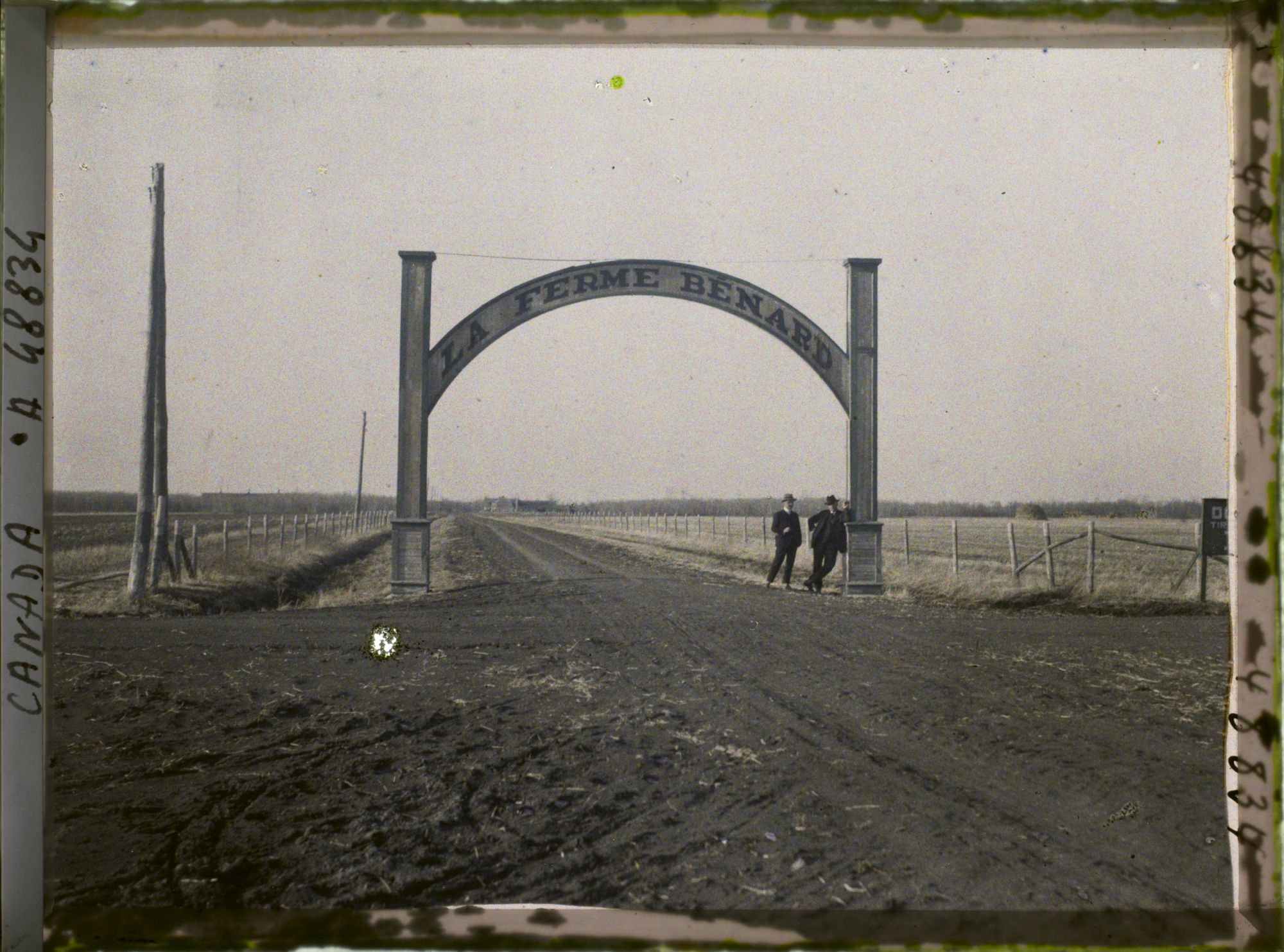 Image représentant Canada, St François Xavier, Une ferme: Entrée de la ferme