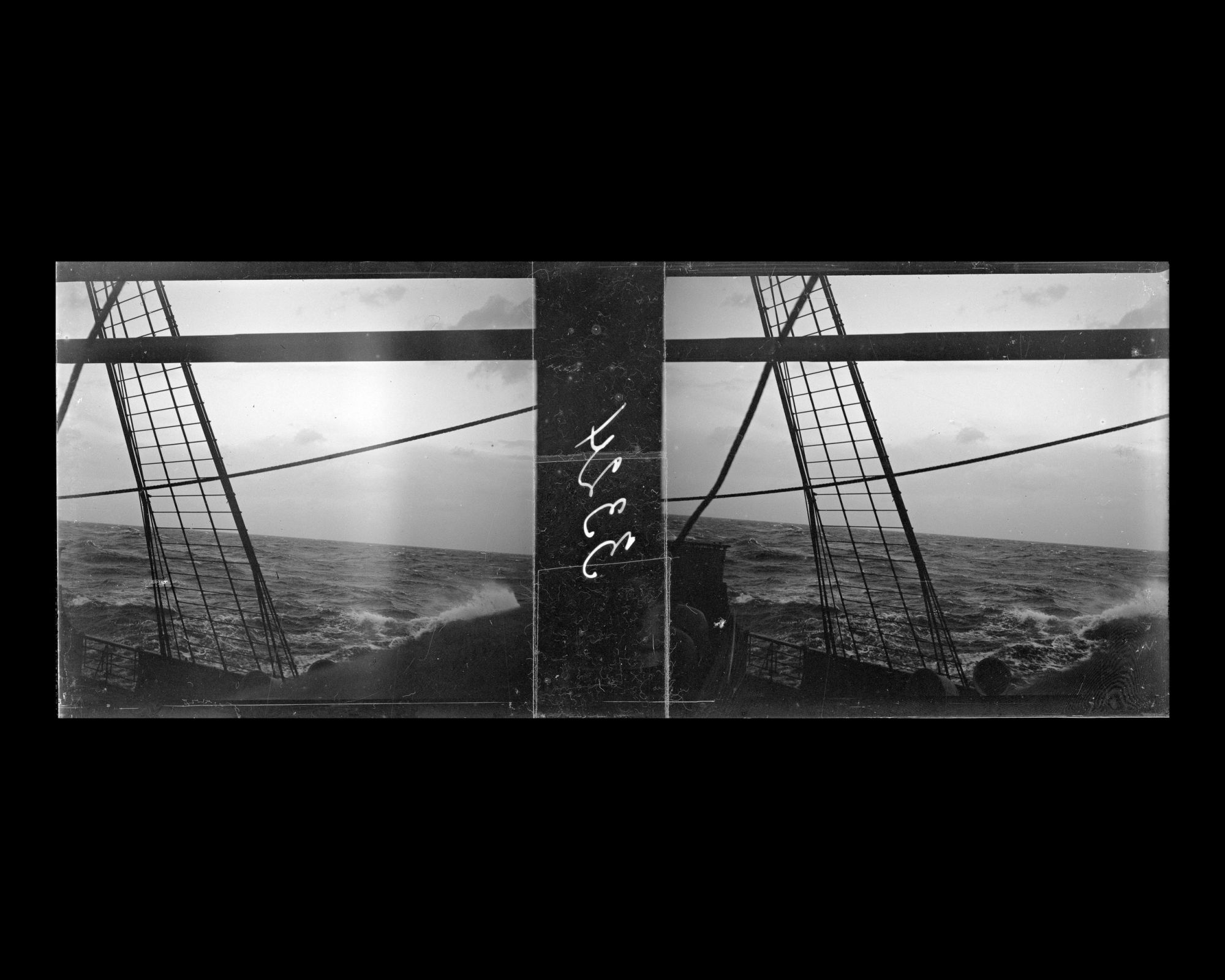 Image représentant La mer démontée vue depuis le pont du Lützow