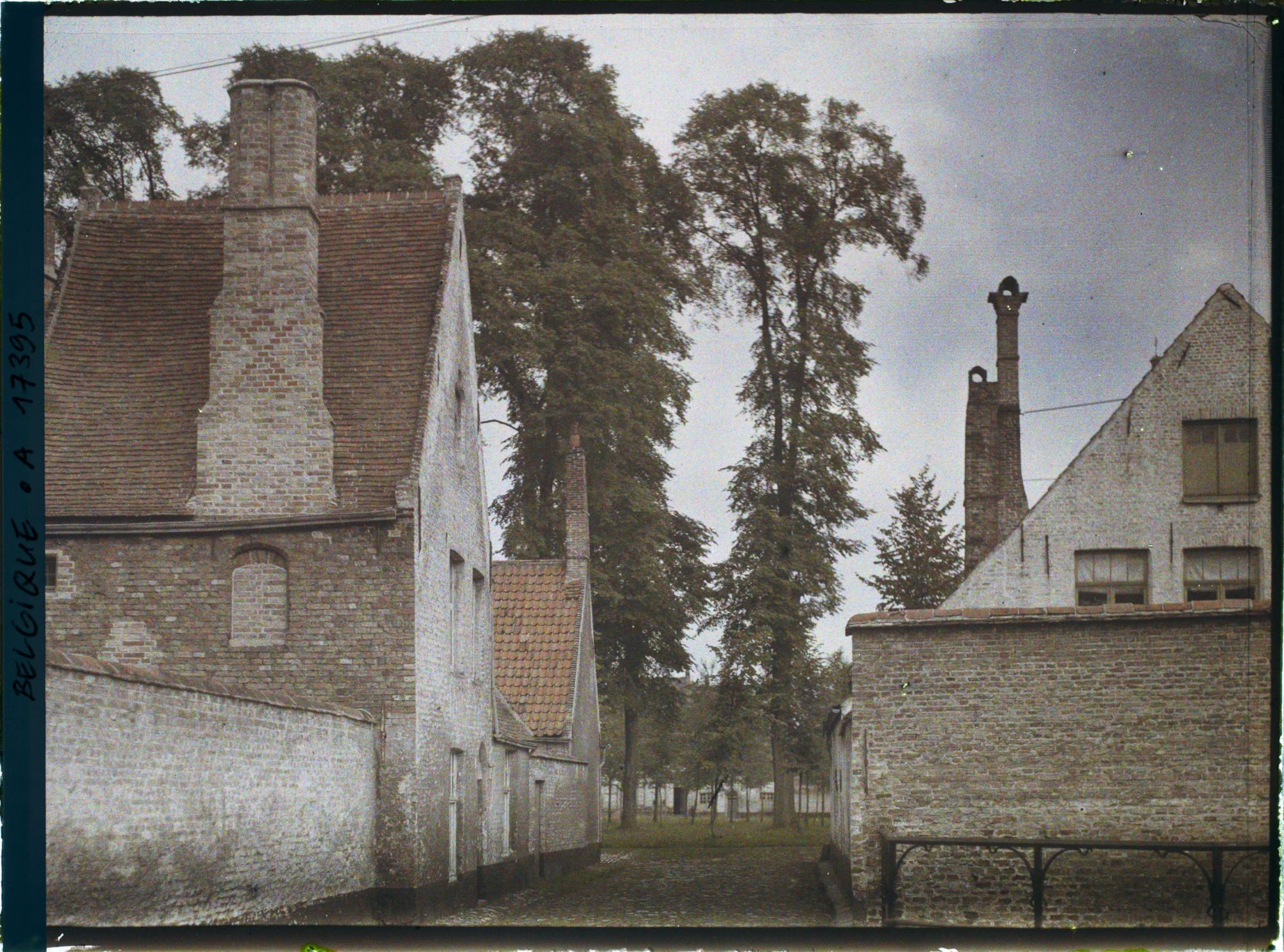 Image représentant Belgique, Bruges, Dans le béguinage, l'entrée vers la Lac d'Amour