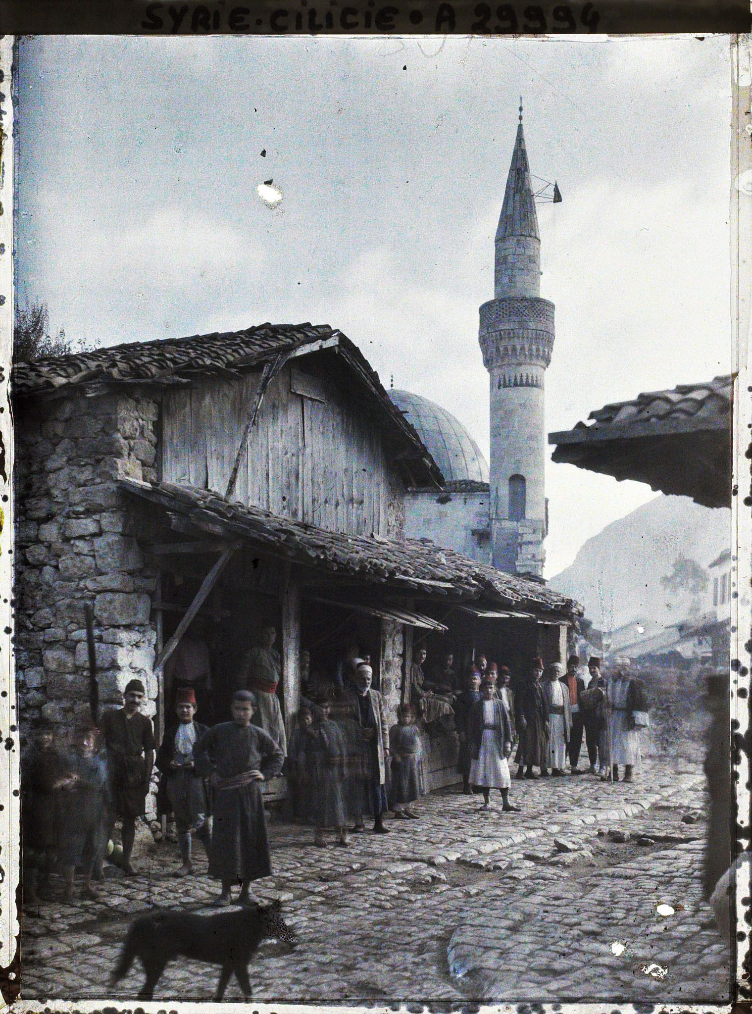 Image représentant Rue d'un bazar. Au fond, une mosquée