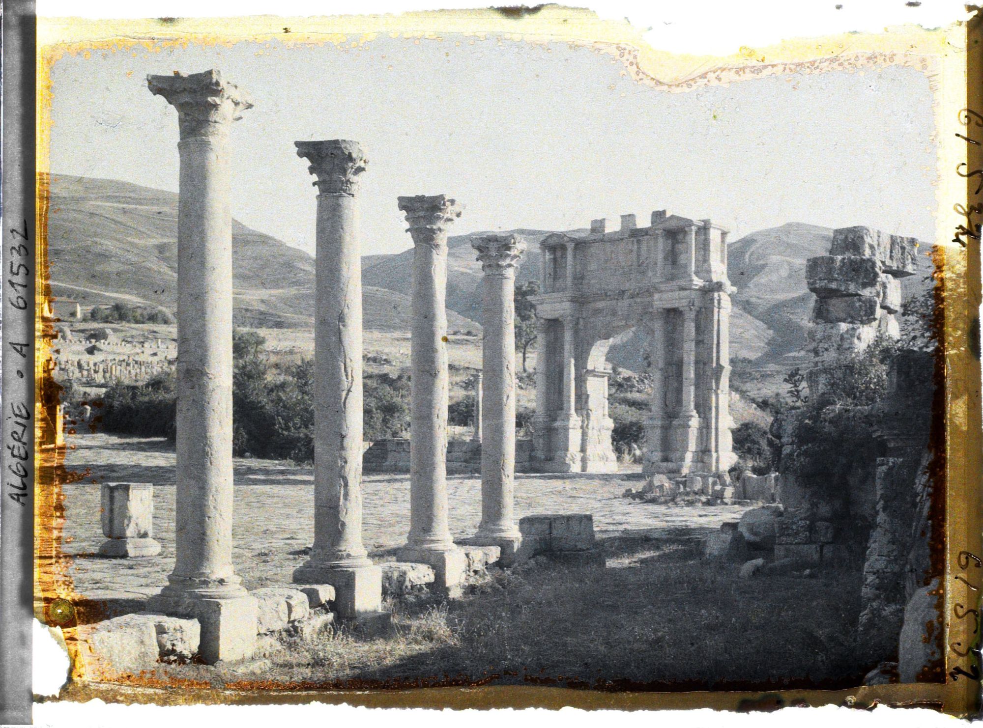 Image représentant L'Arc de Caracalla et colonnes du Nouveau Forum, vestiges de la cité antique Cuicul