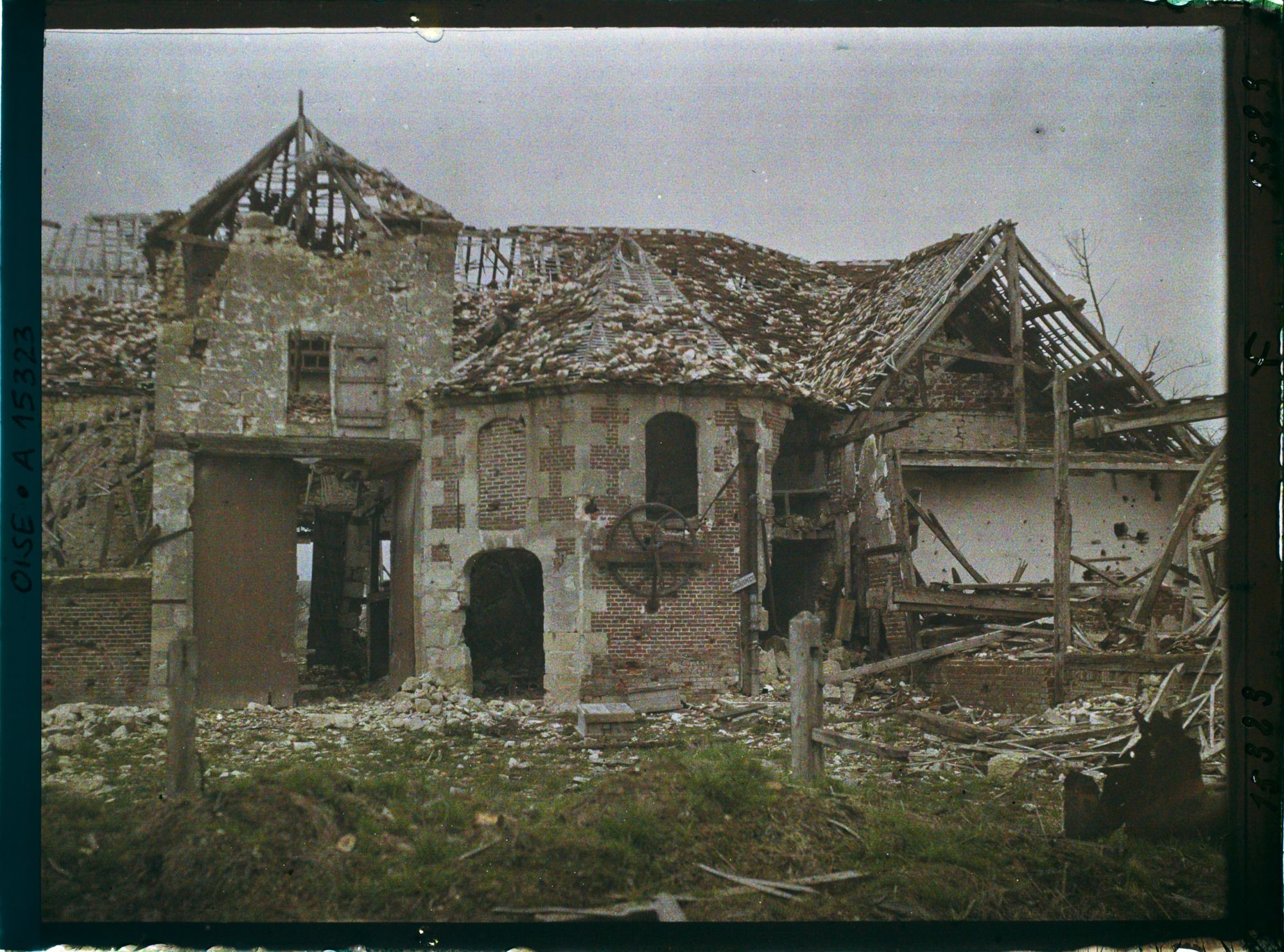 Image représentant France, St Maur, Destructions de guerre Types de Maisons détruite à St Maur, montrant l'Ossature de la Construction