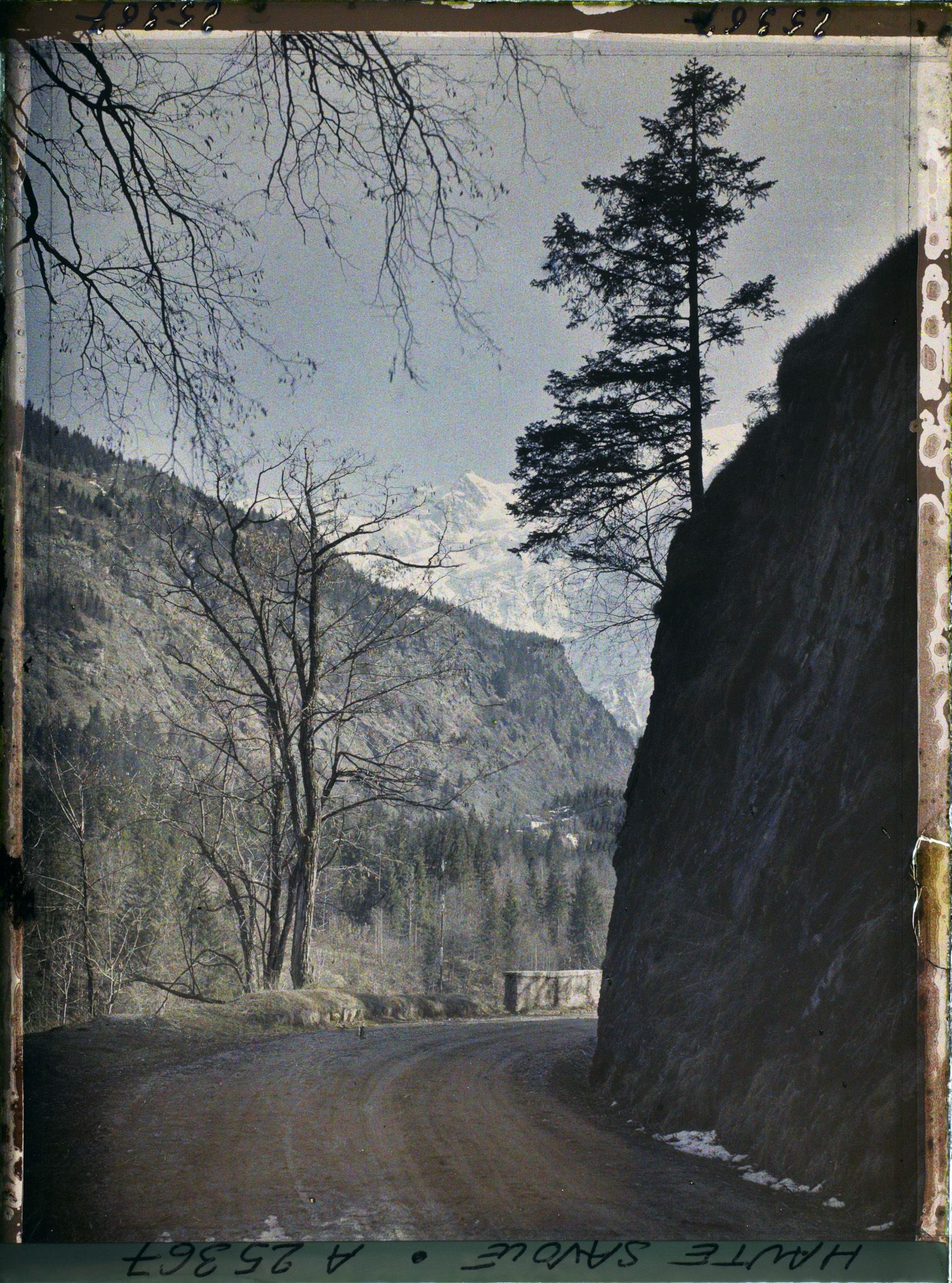 Image représentant France Les Alpes, Vallée de Chamonix ; Coin de route de Chamonix à Servoz vers l'Aige du midi