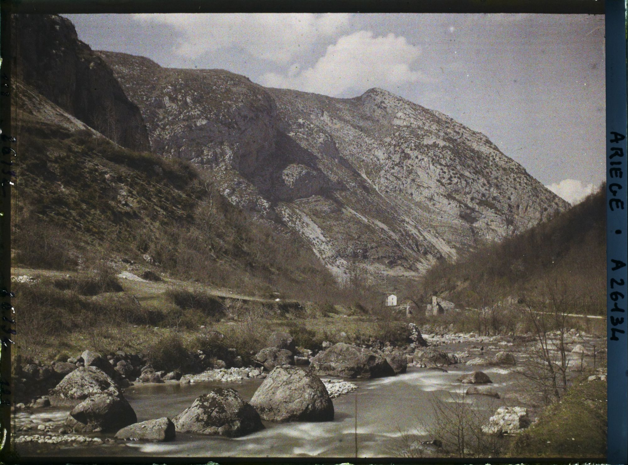 Image représentant La vallée de Vicdessos vu vers l'aval au-dessous de la Grotte de Niaux