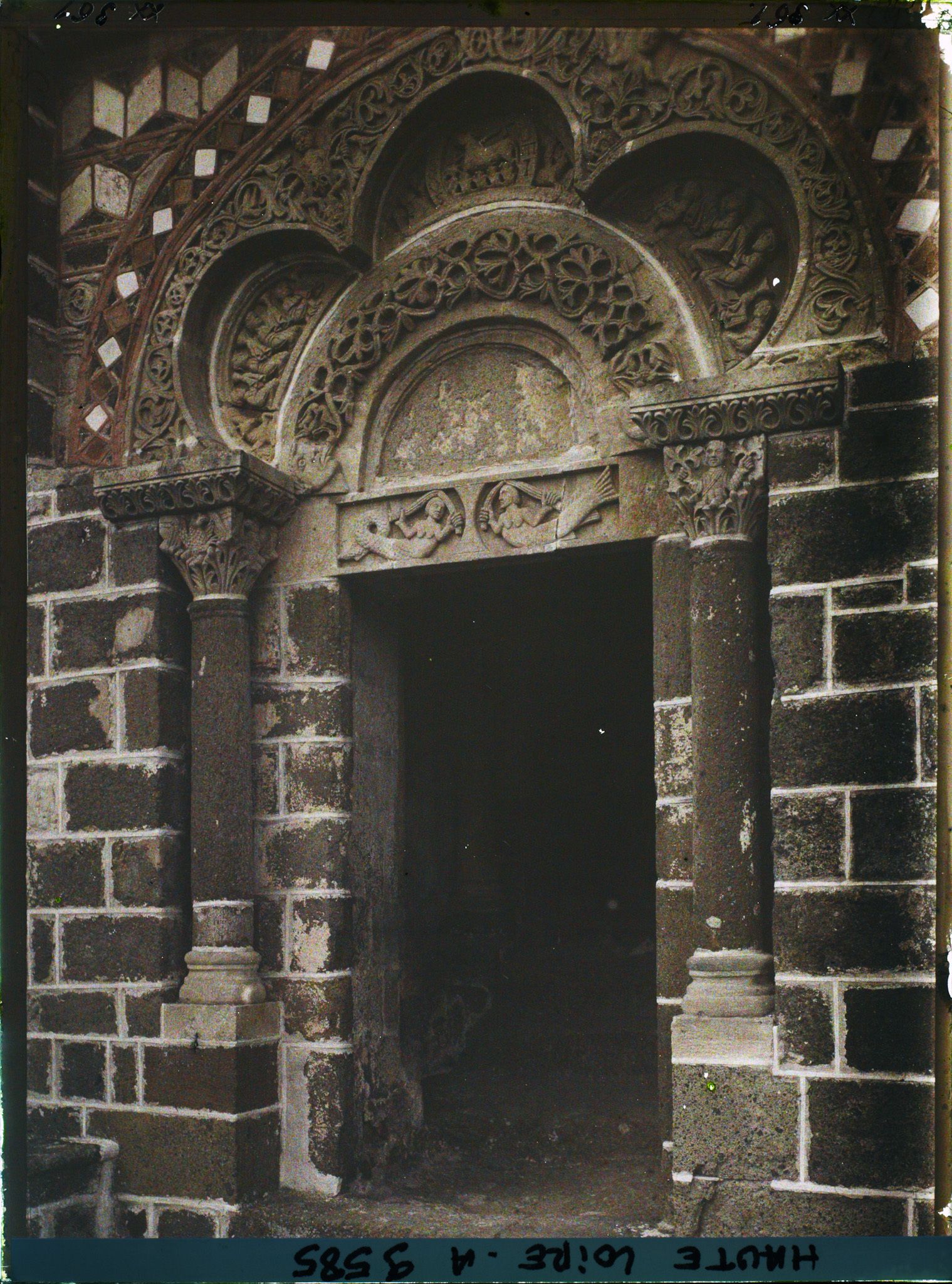 Image représentant Le portail orné d'un arc trilobé d'inspiration mozarabe de l'église Saint-Michel